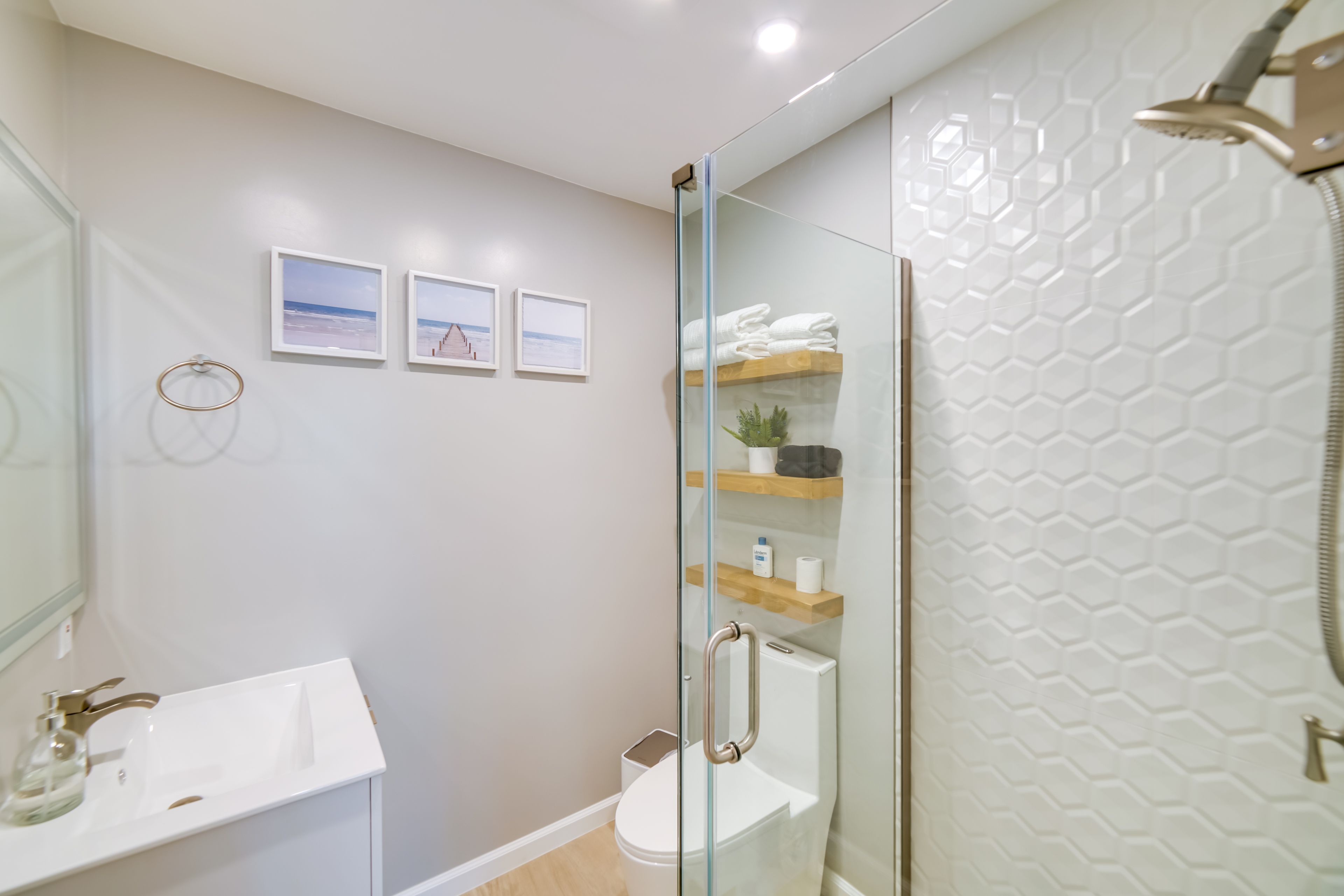 Full Bathroom | Complimentary Toiletries | Towels Provided
