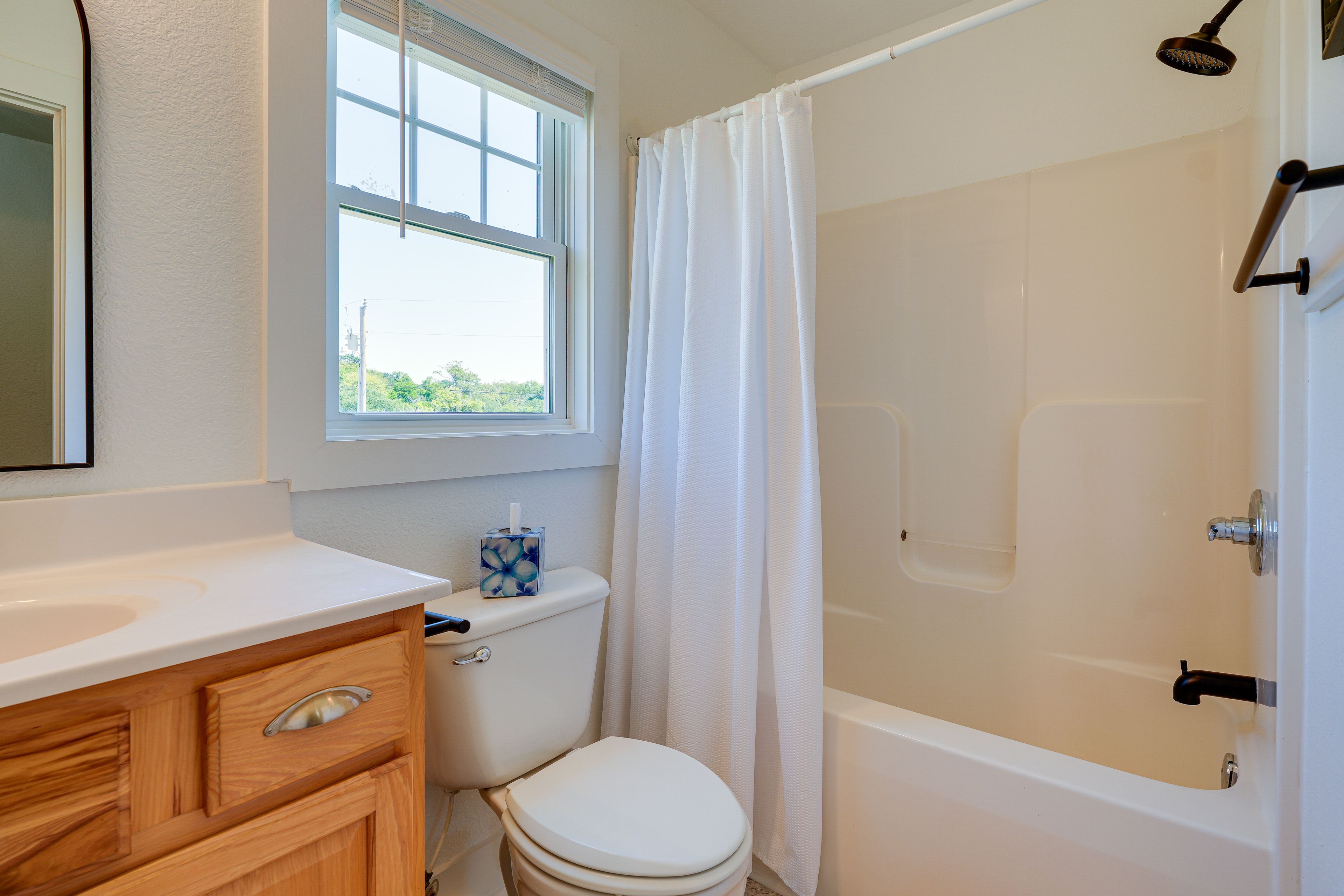 Full Bathroom | 1st Floor | Complimentary Toiletries