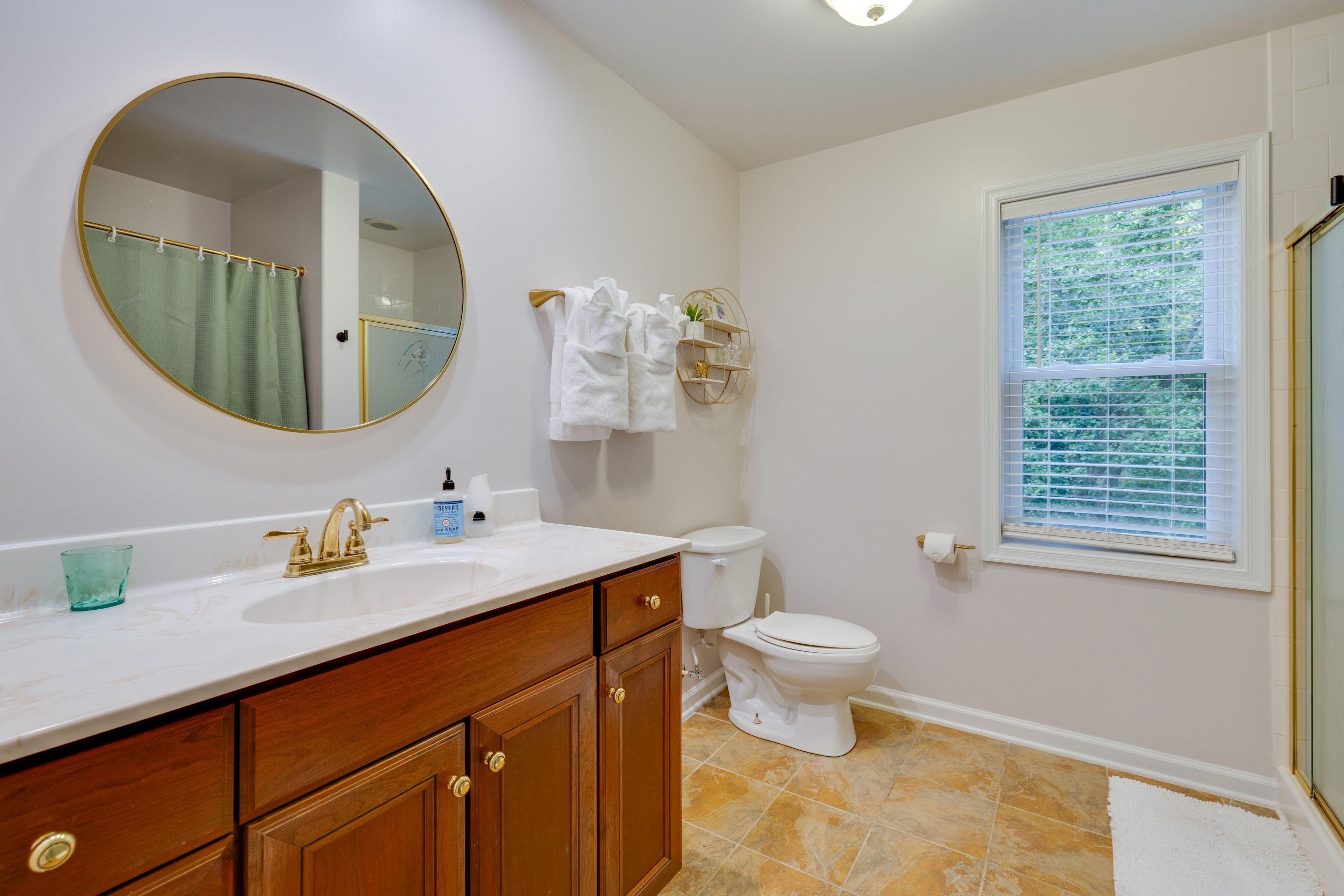 Full Bathroom | Towels Provided | Complimentary Toiletries