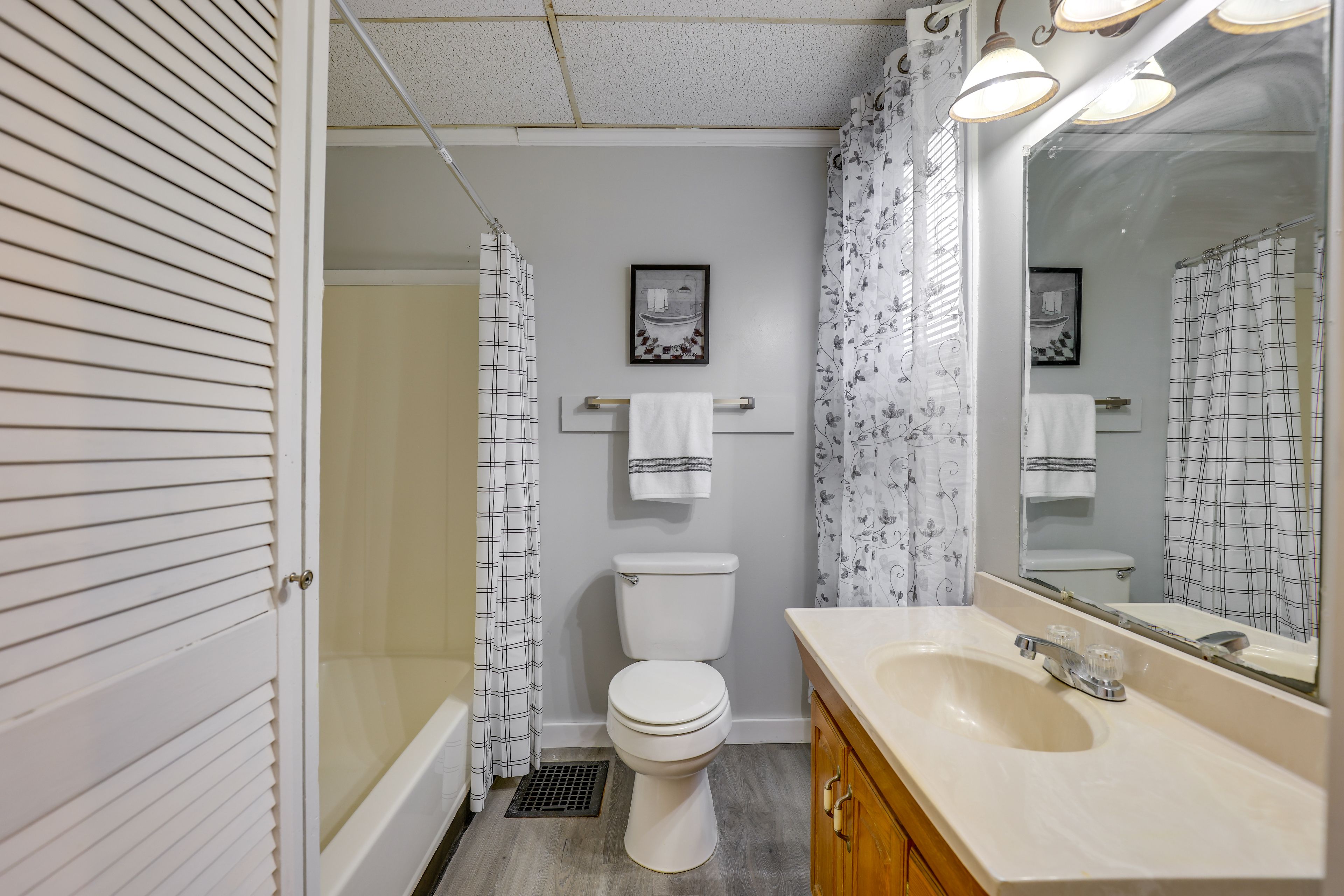 Full Bathroom | Towels Provided