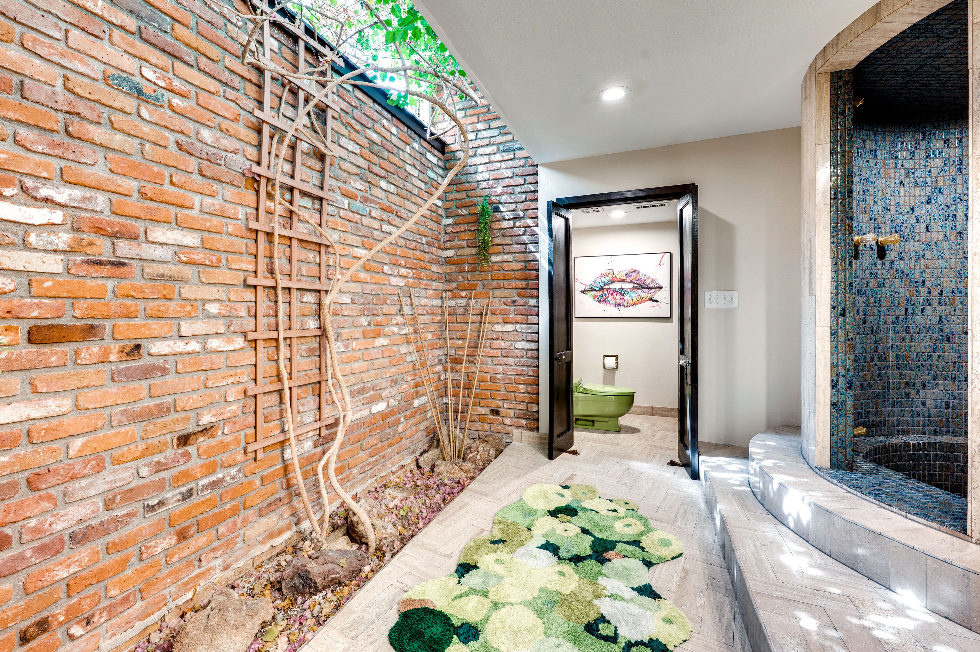 Full Bathroom | 1st Floor | Towels Provided | Complimentary Toiletries