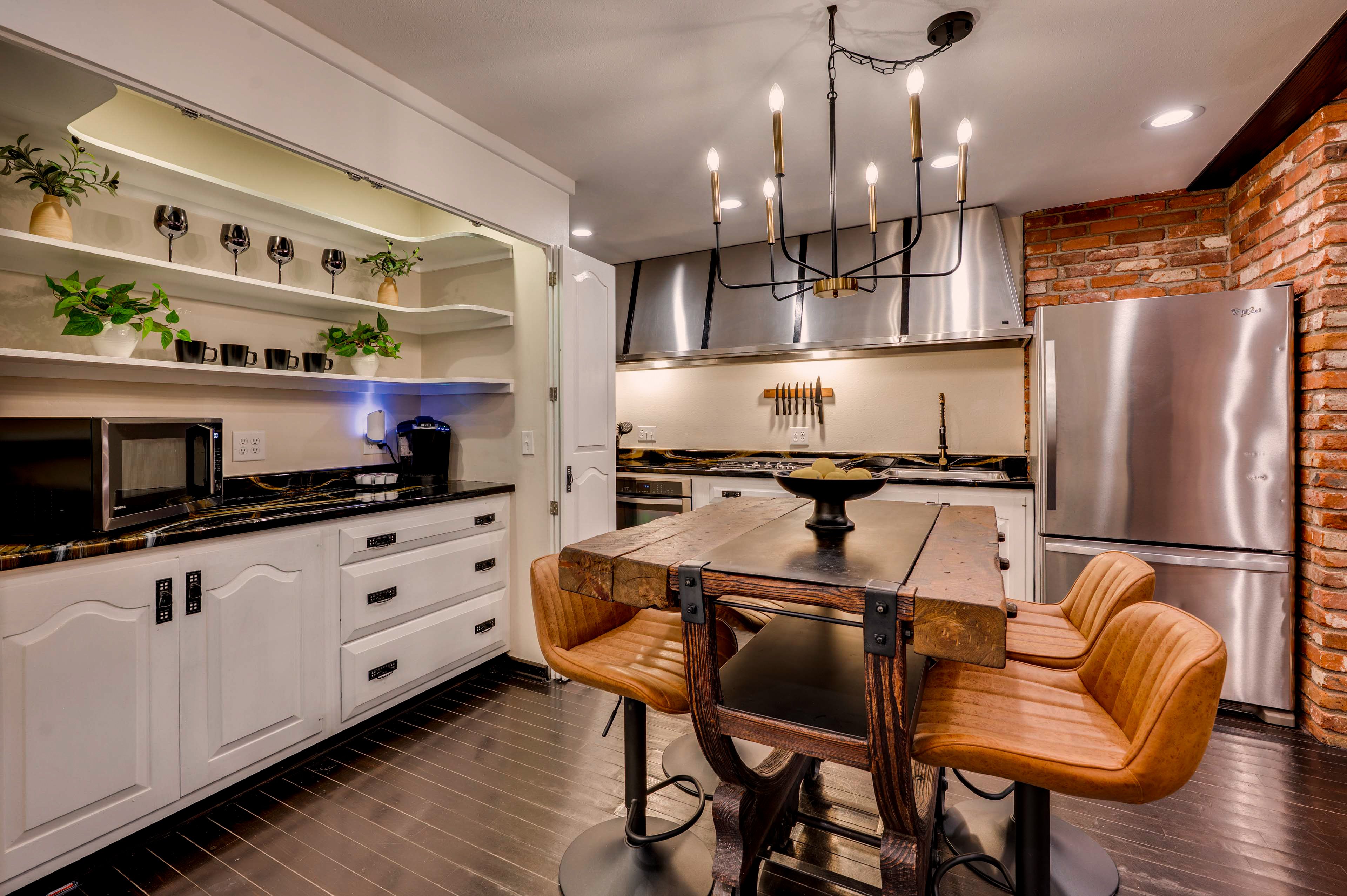 Eat-In Kitchen | Ground Floor | Dining Area | Dishes & Flatware Provided