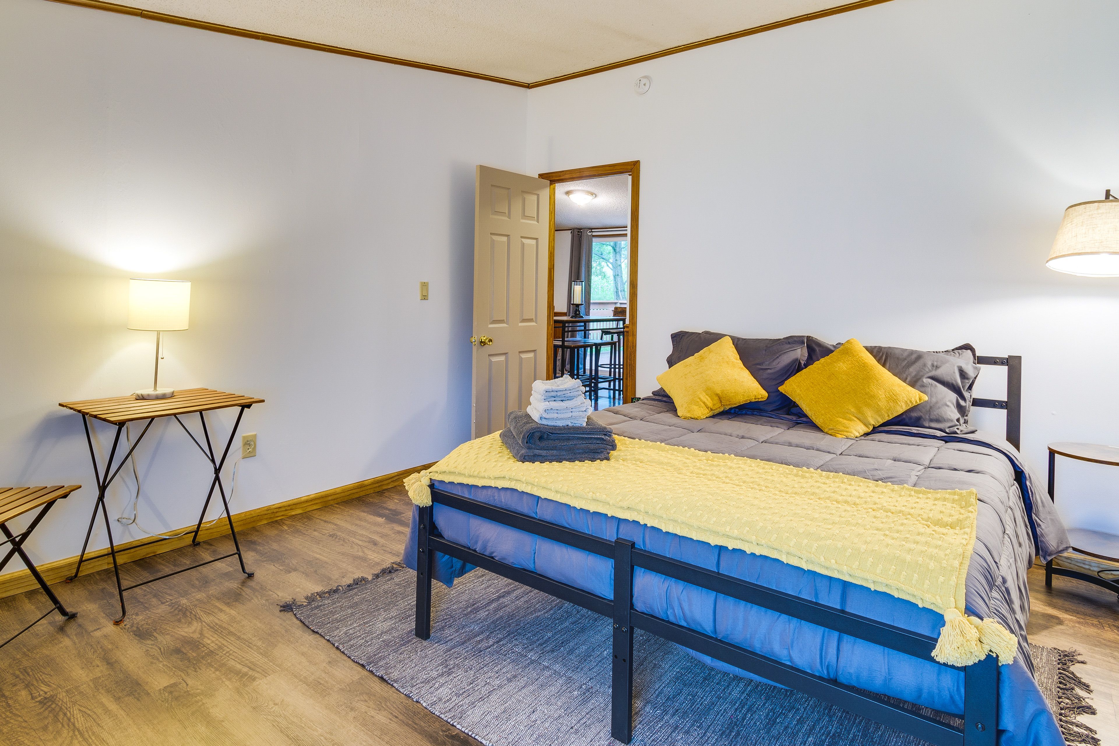 Bedroom 2 | Queen Bed