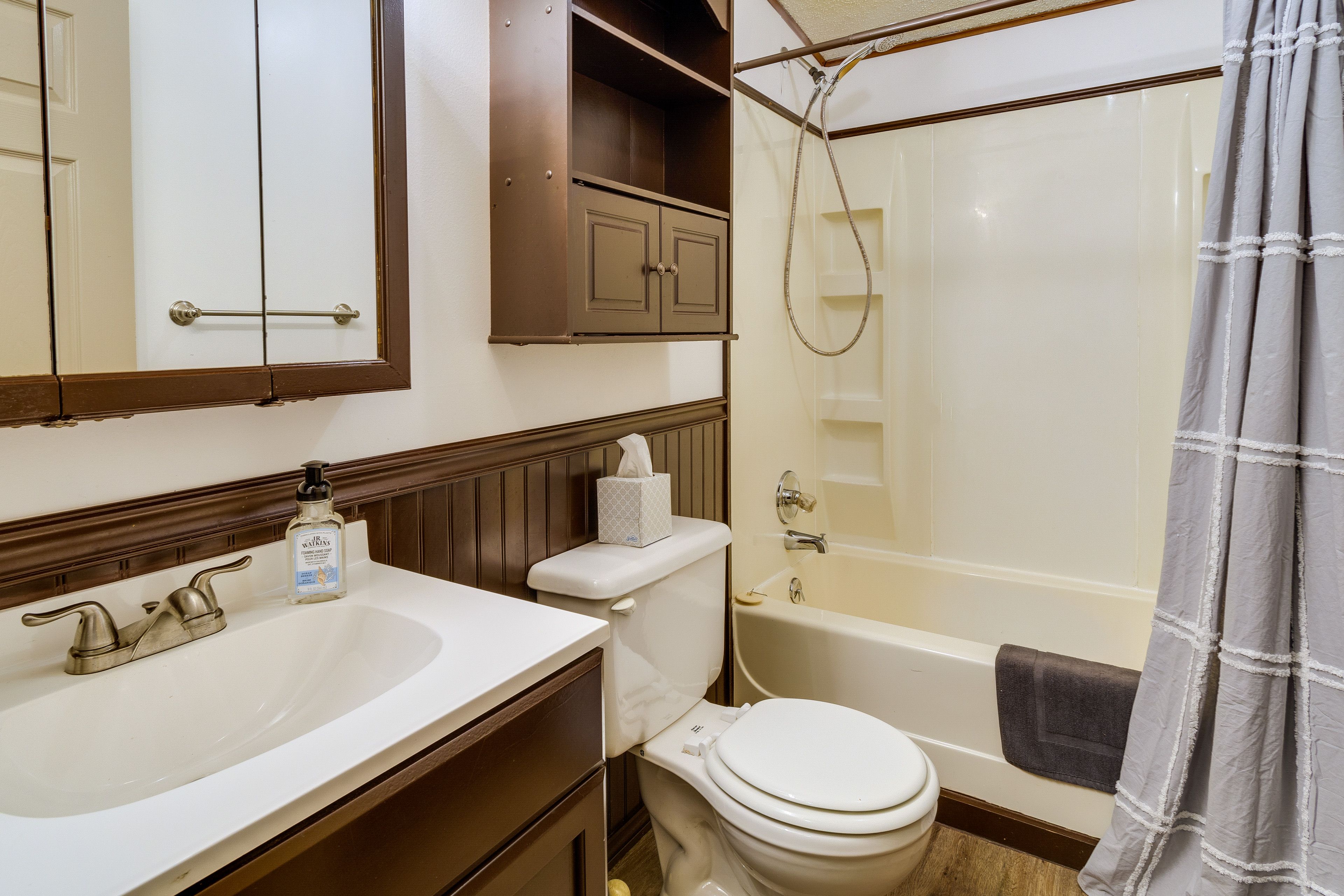 Full Bathroom | Linens & Towels Provided