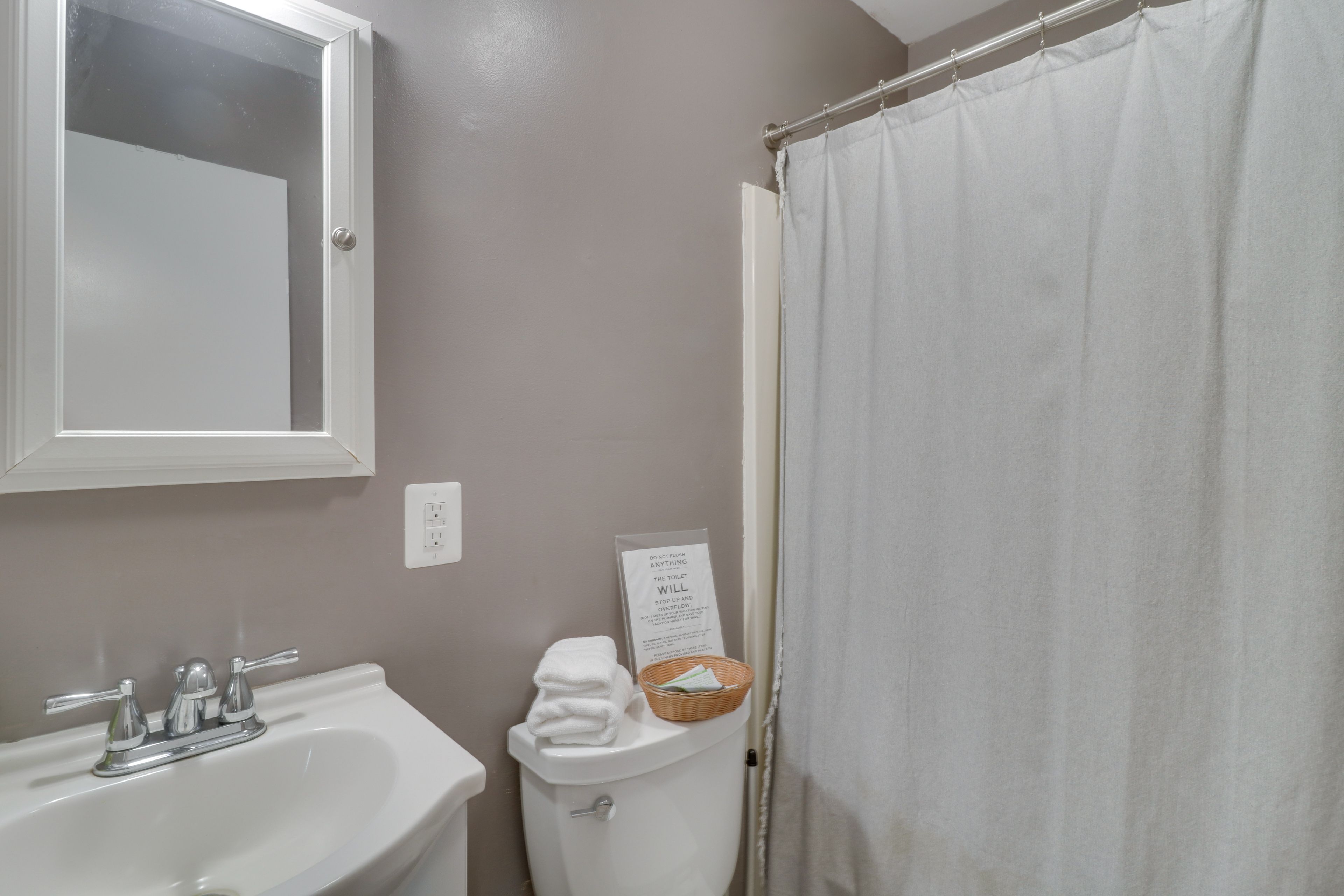 Full Bathroom | Complimentary Toiletries