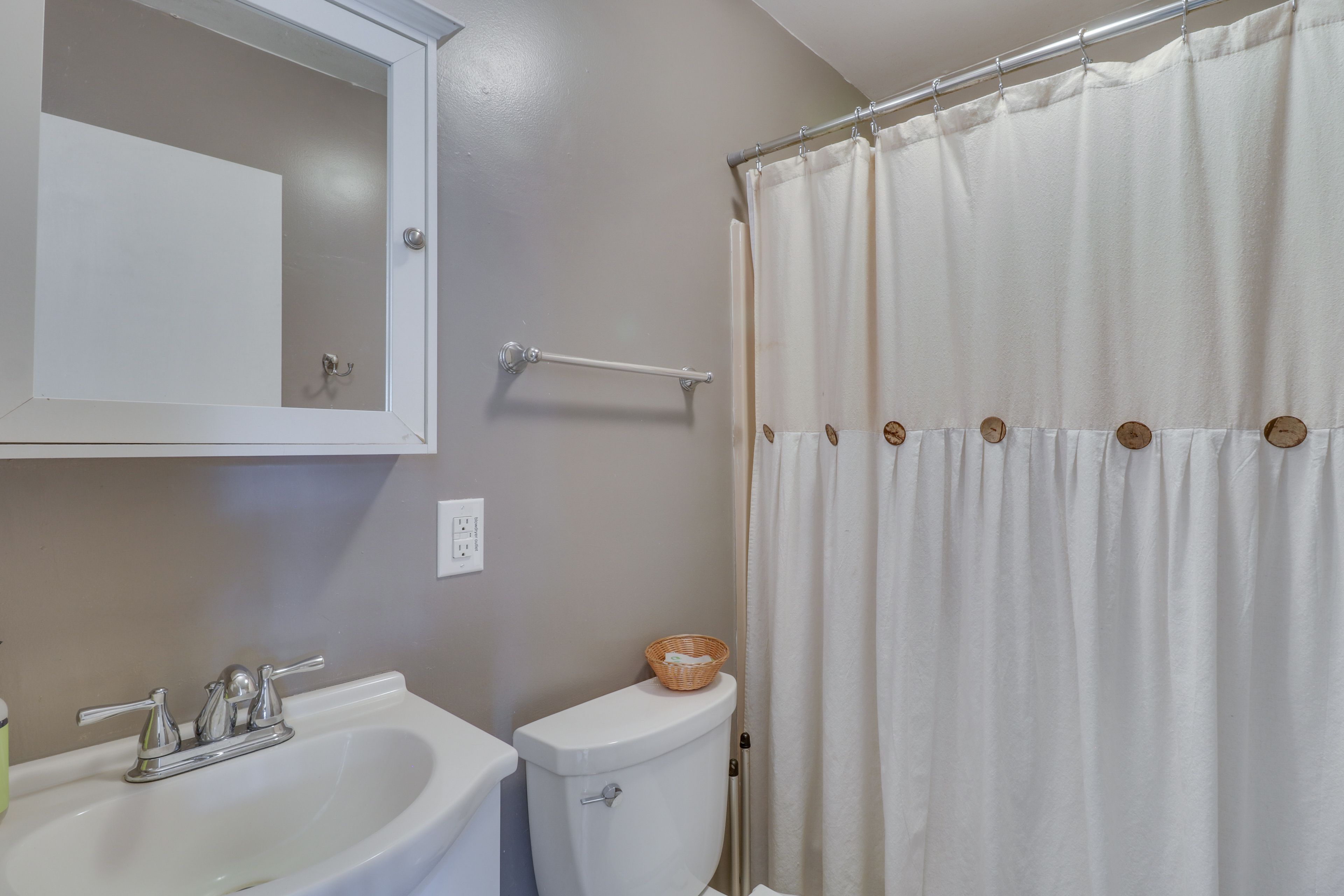 Full Bathroom | Complimentary Toiletries