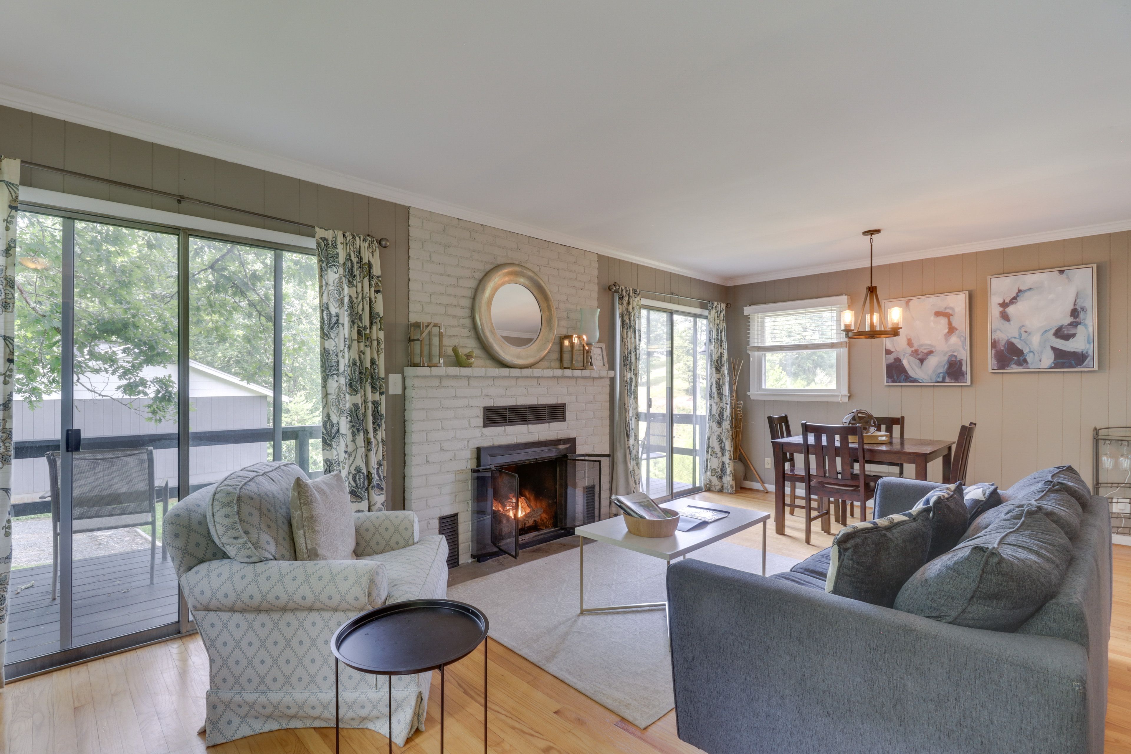 Living Room | Free WiFi | Gas Fireplace | Central Heating & A/C