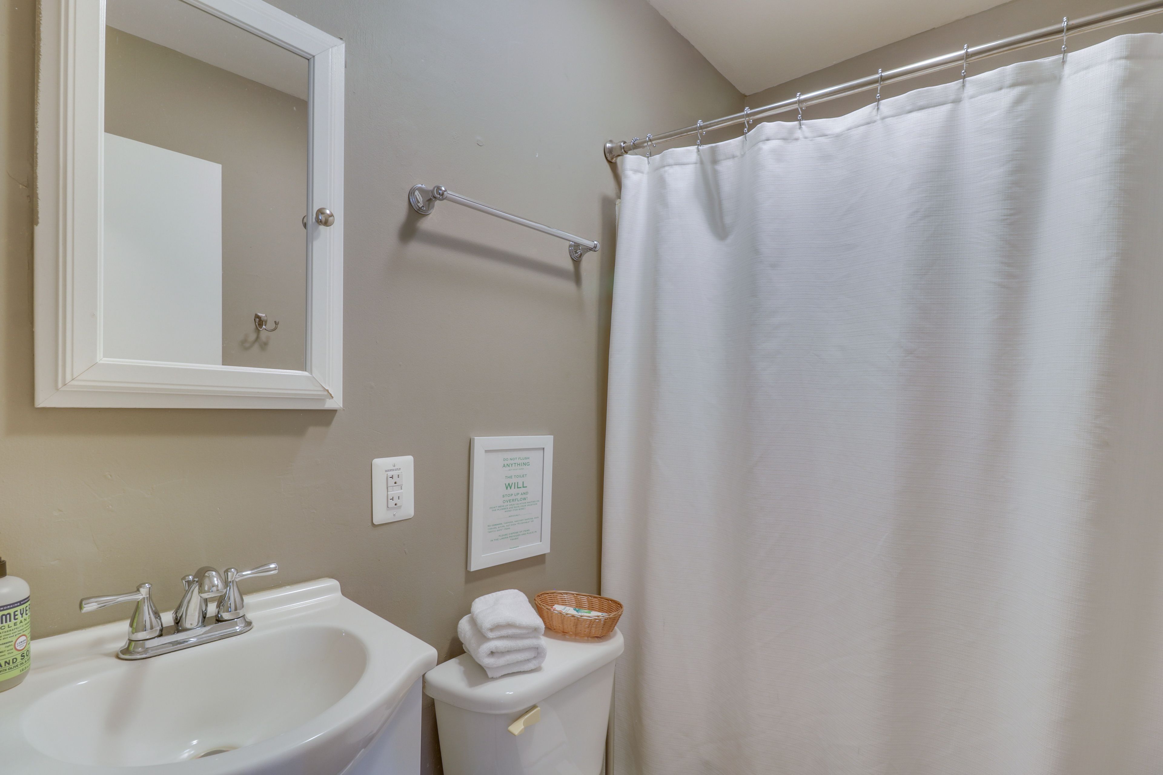 Full Bathroom | Complimentary Toiletries