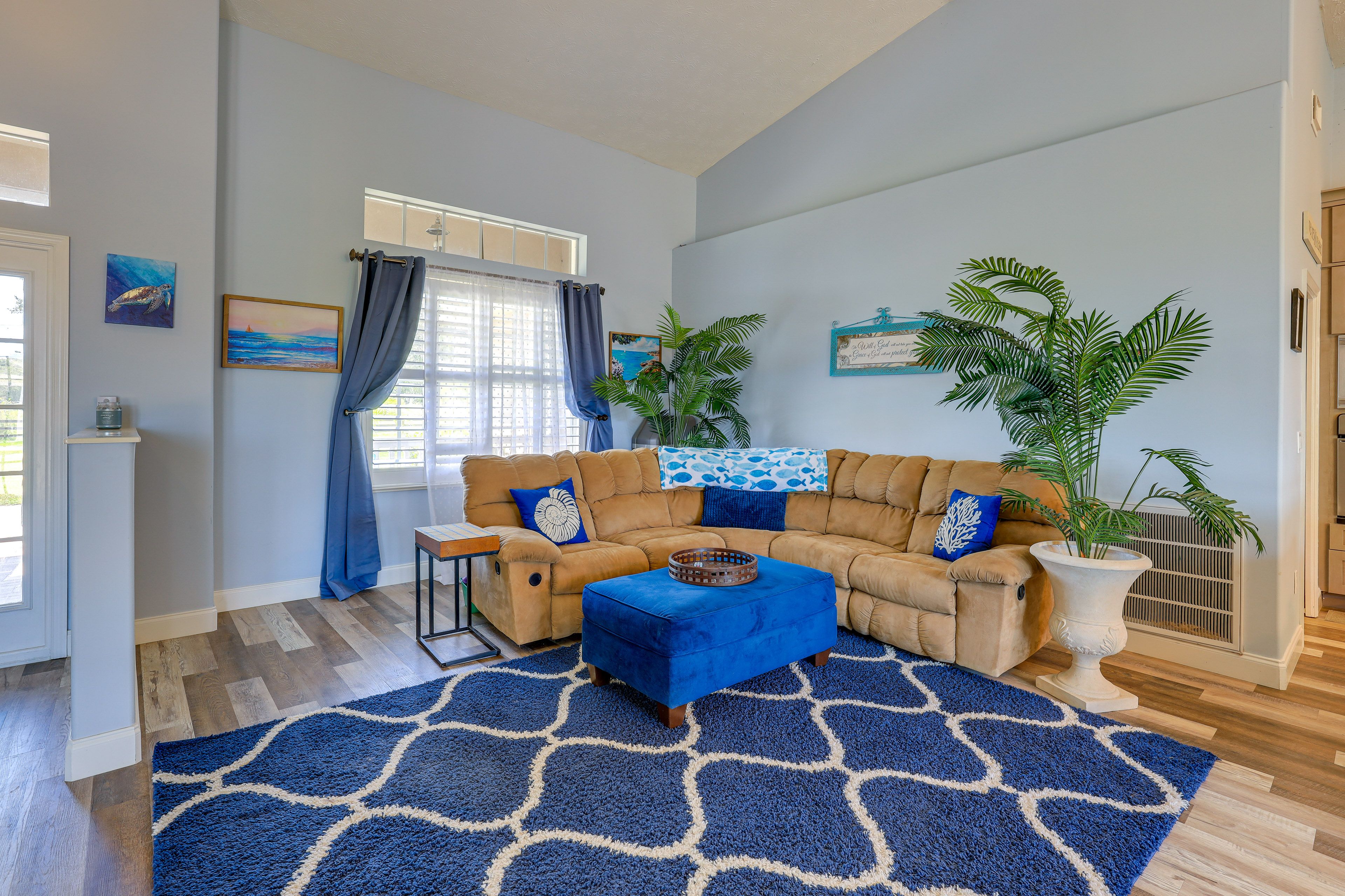 Living Room | Flat-Screen TV | Vaulted Ceilings