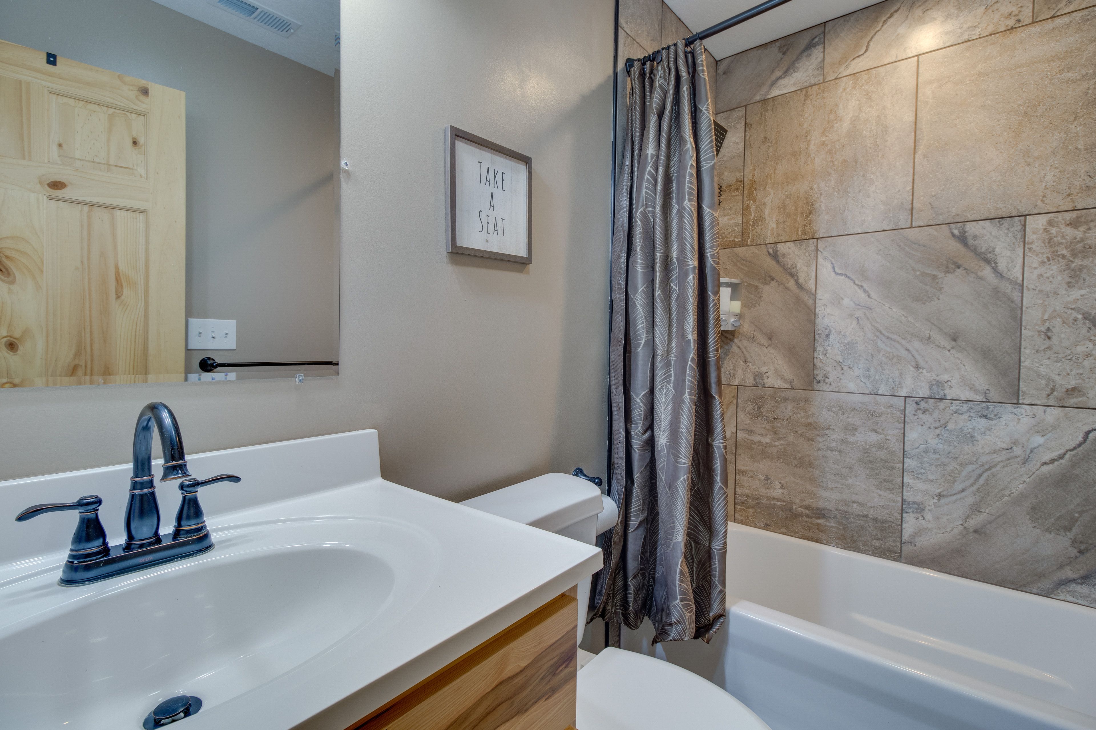Full Bathroom | Complimentary Toiletries