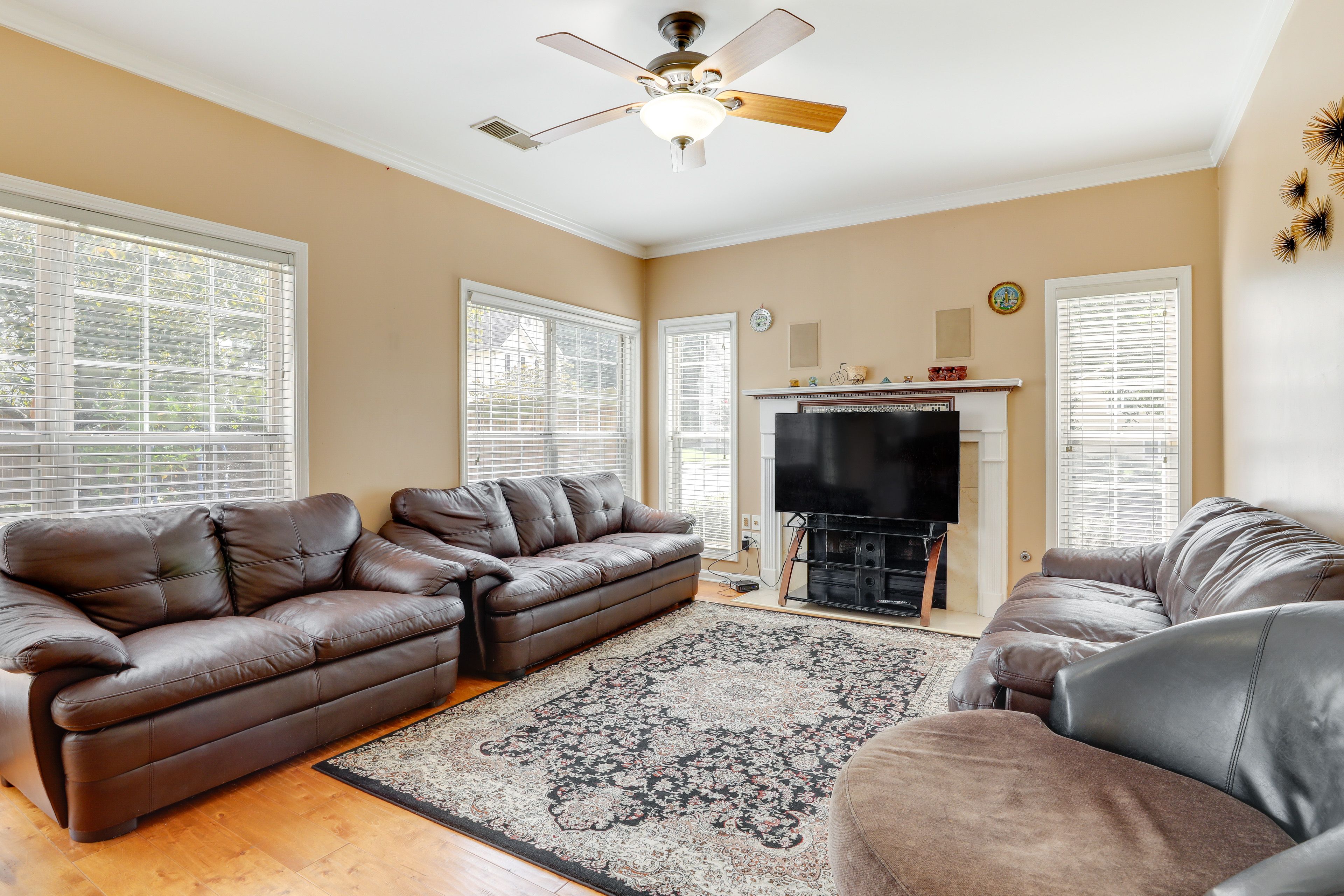 Living Room | 1st Floor | Smart TV | Central A/C | Free WiFi