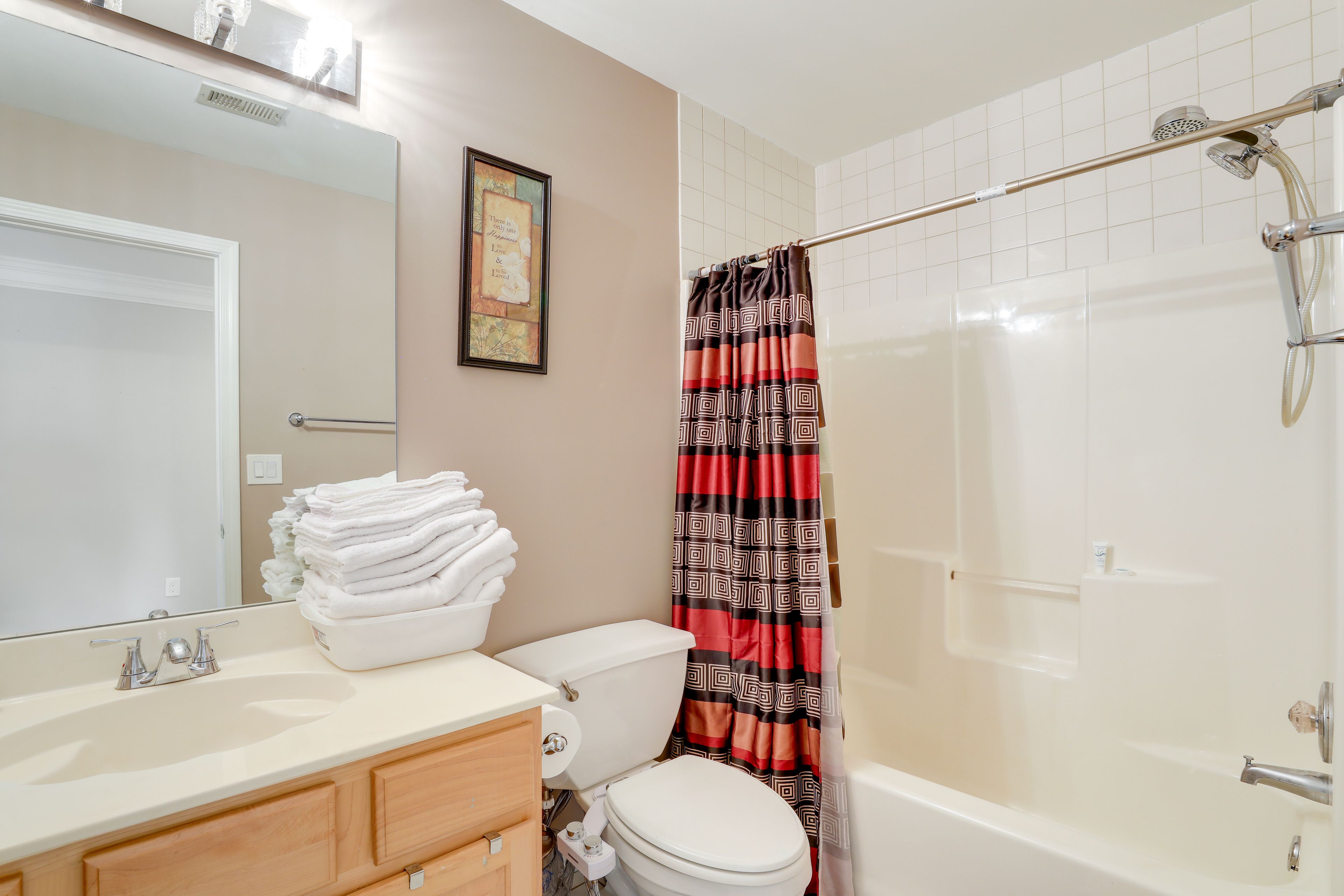 Full Bathroom | Towels Provided | Complimentary Toiletries