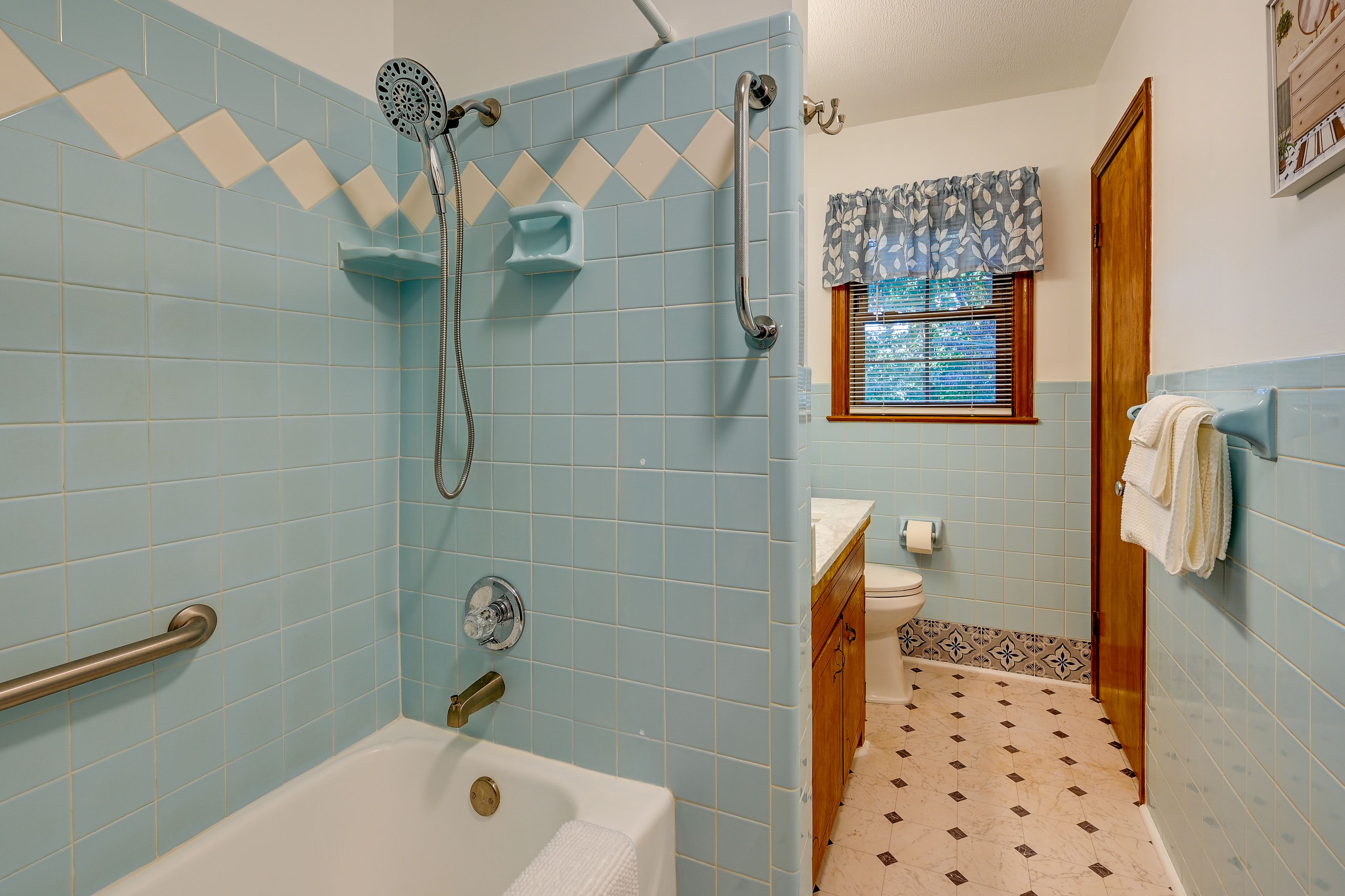Full Bath | Towels | Hair Dryer | Complimentary Toiletries