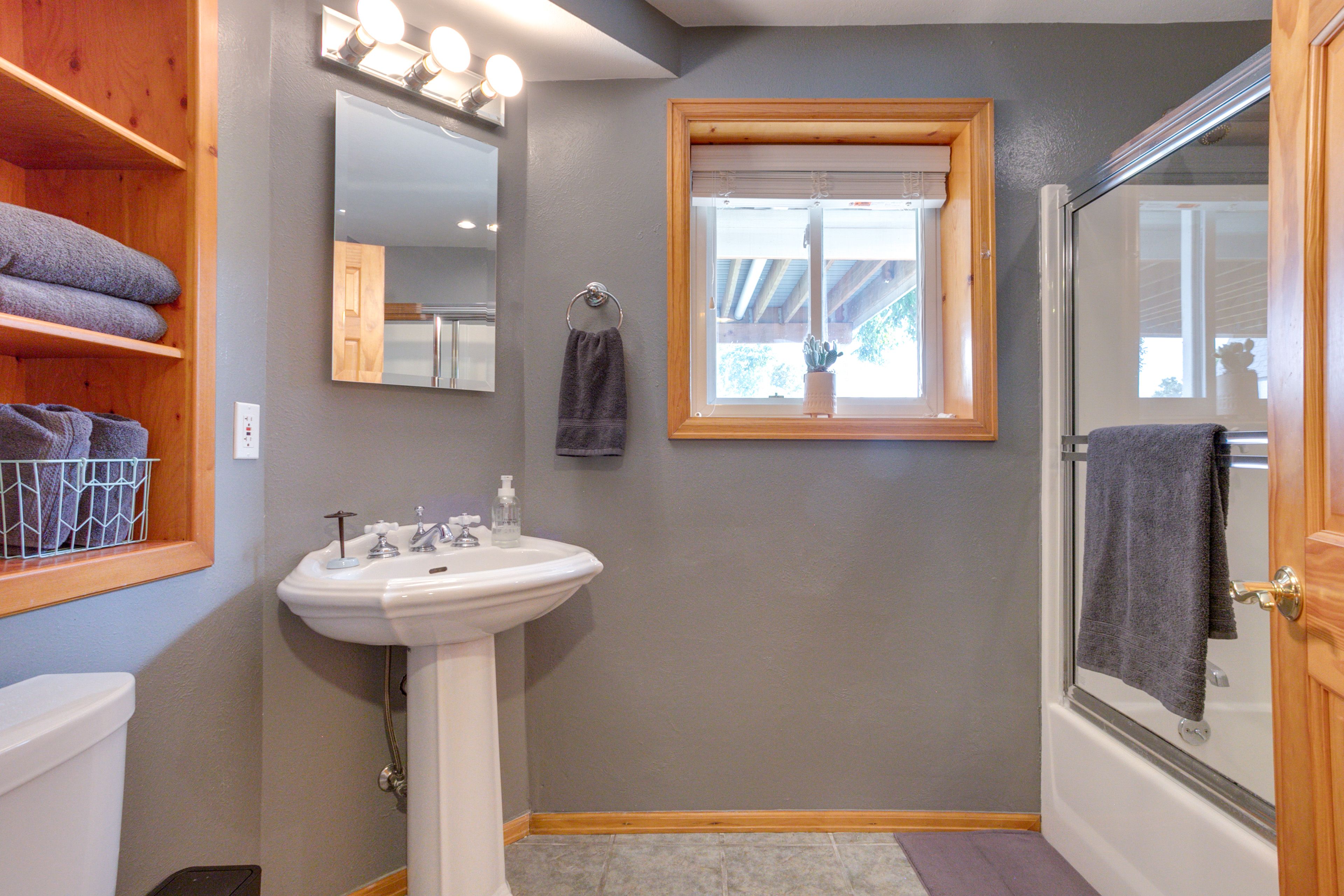 Full Bathroom | Towels Provided | Hair Dryer