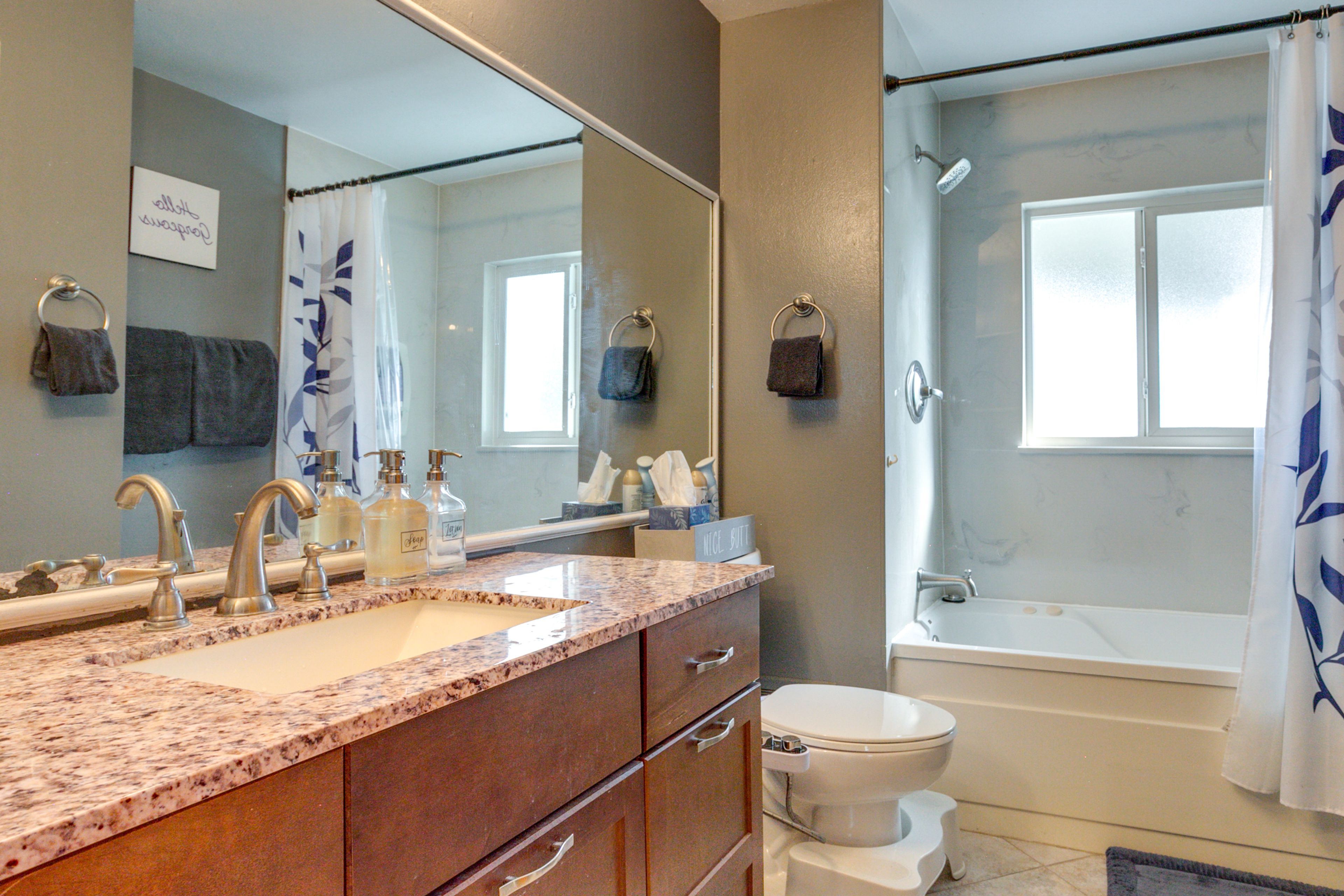 Full Bathroom | Complimentary Toiletries