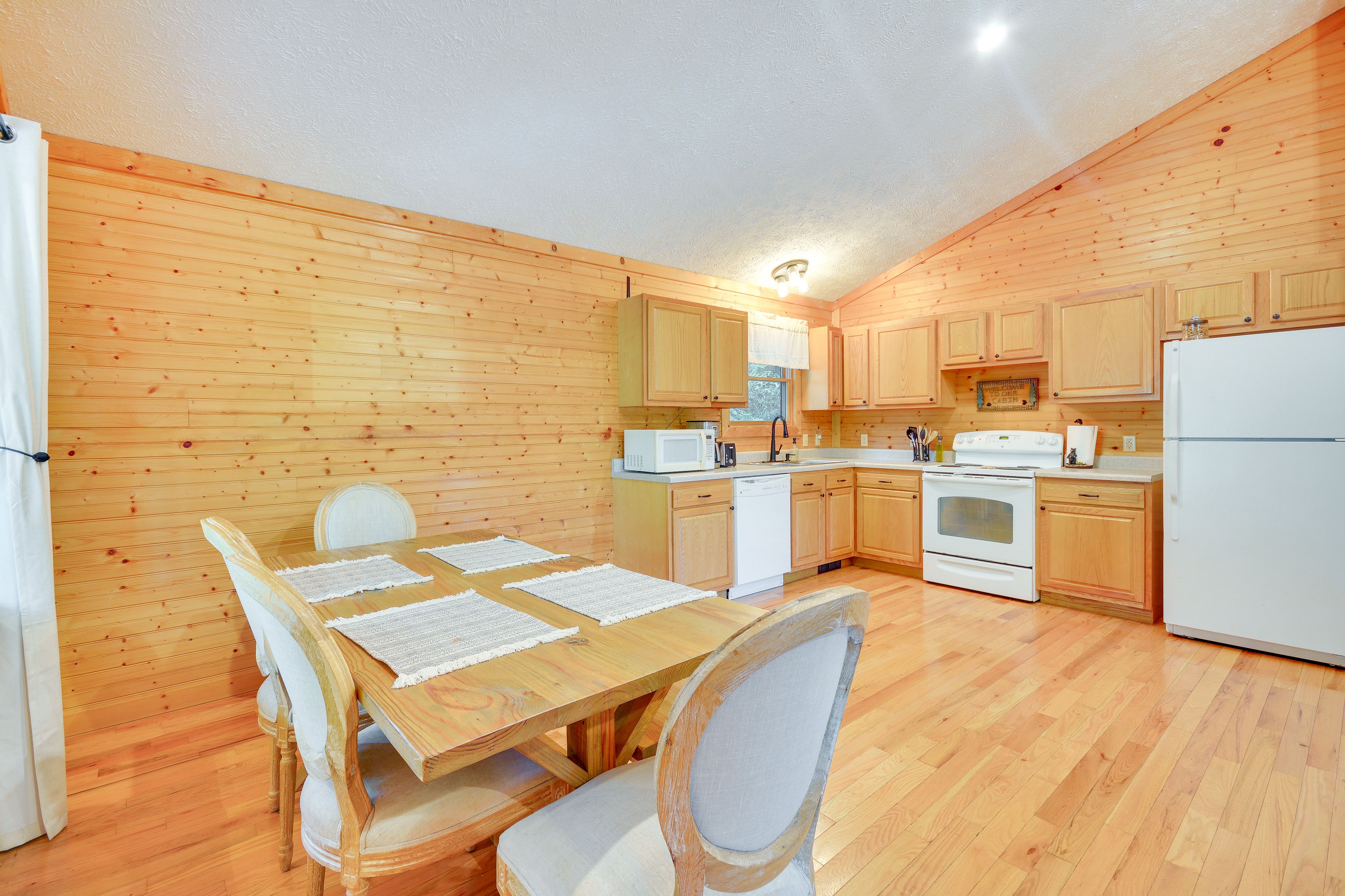 Dining Area | Dishware & Flatware Provided