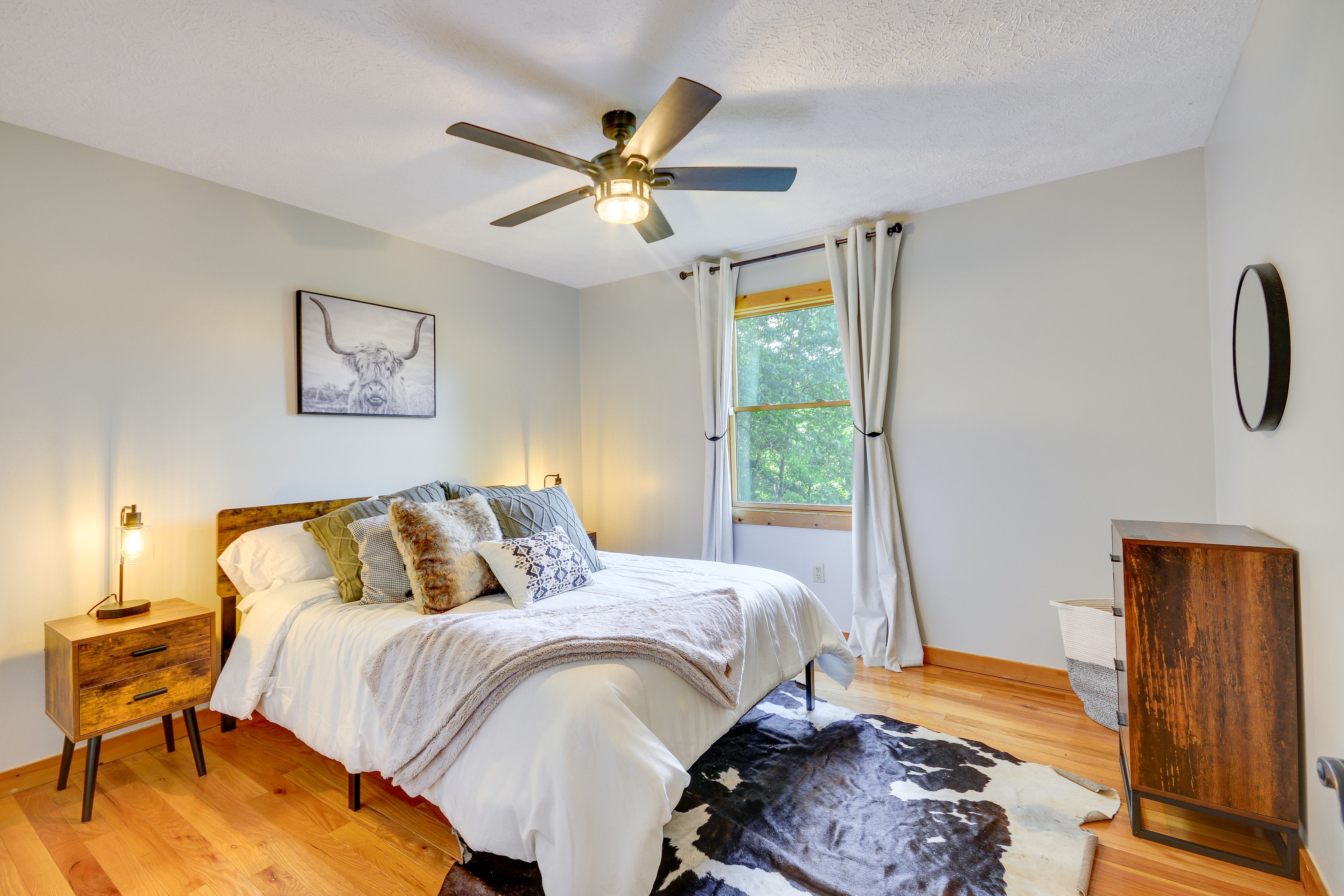 Bedroom 1 | Queen Bed
