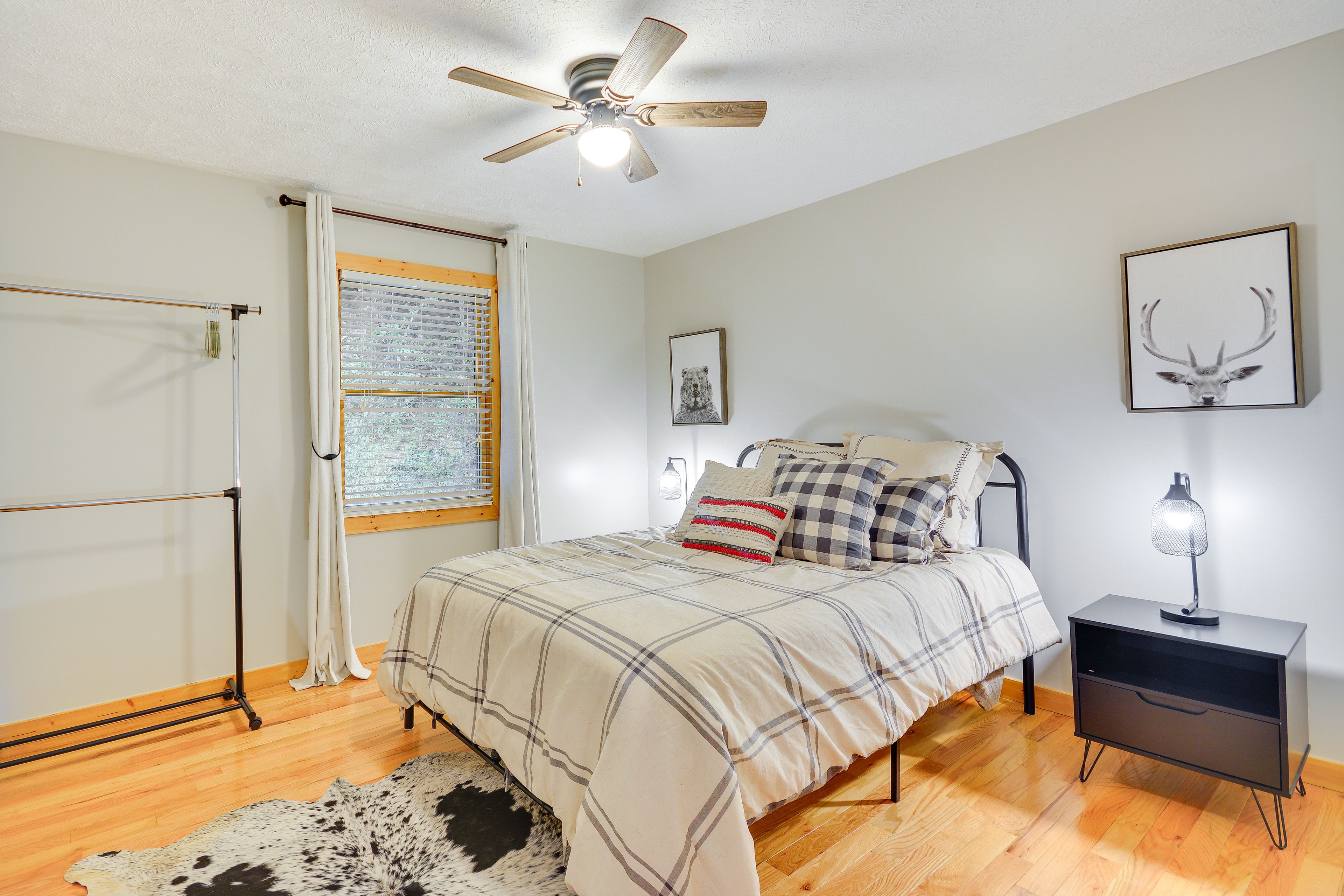 Bedroom 2 | Queen Bed