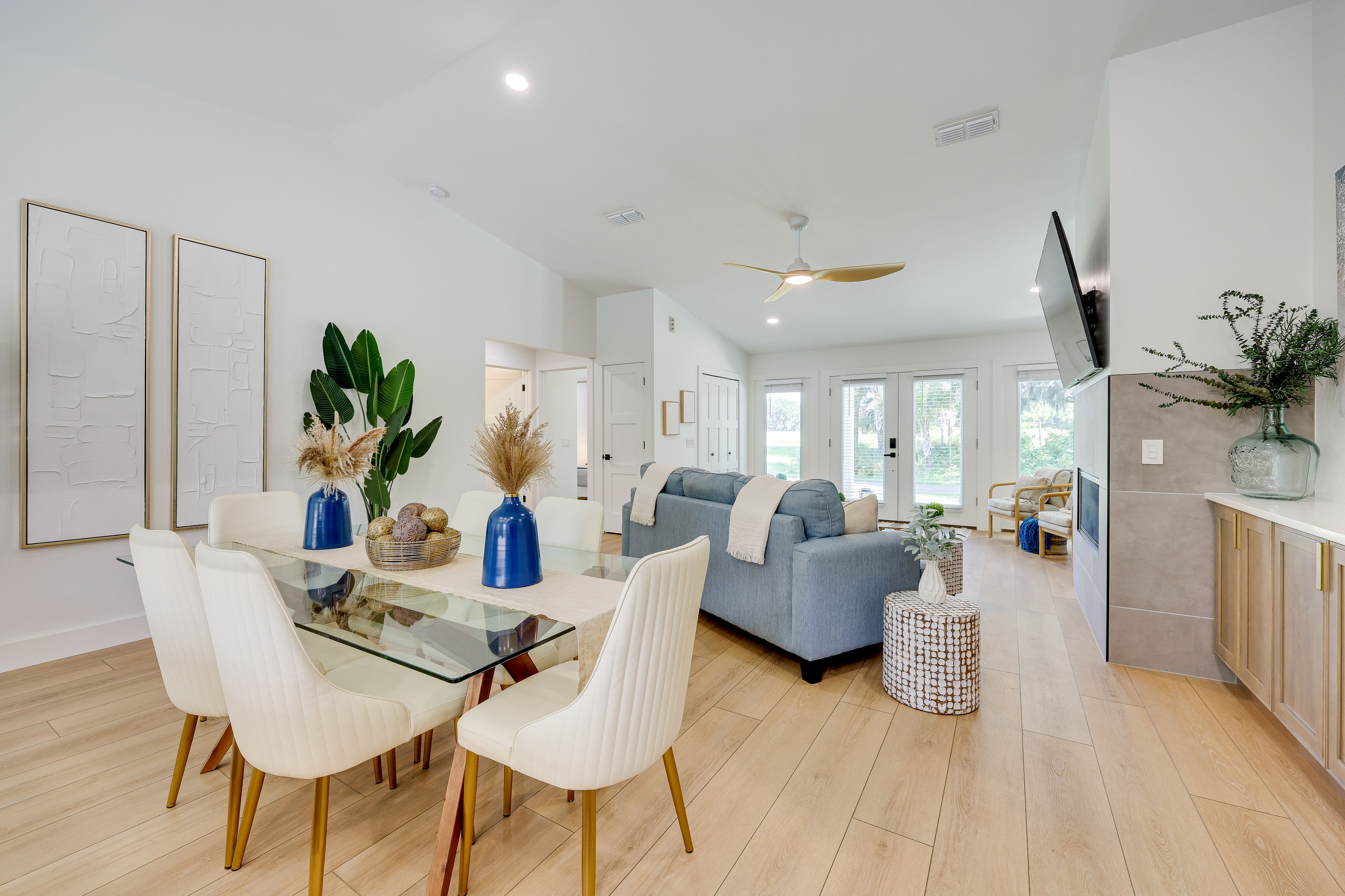 Dining Area | Dishware & Flatware Provided