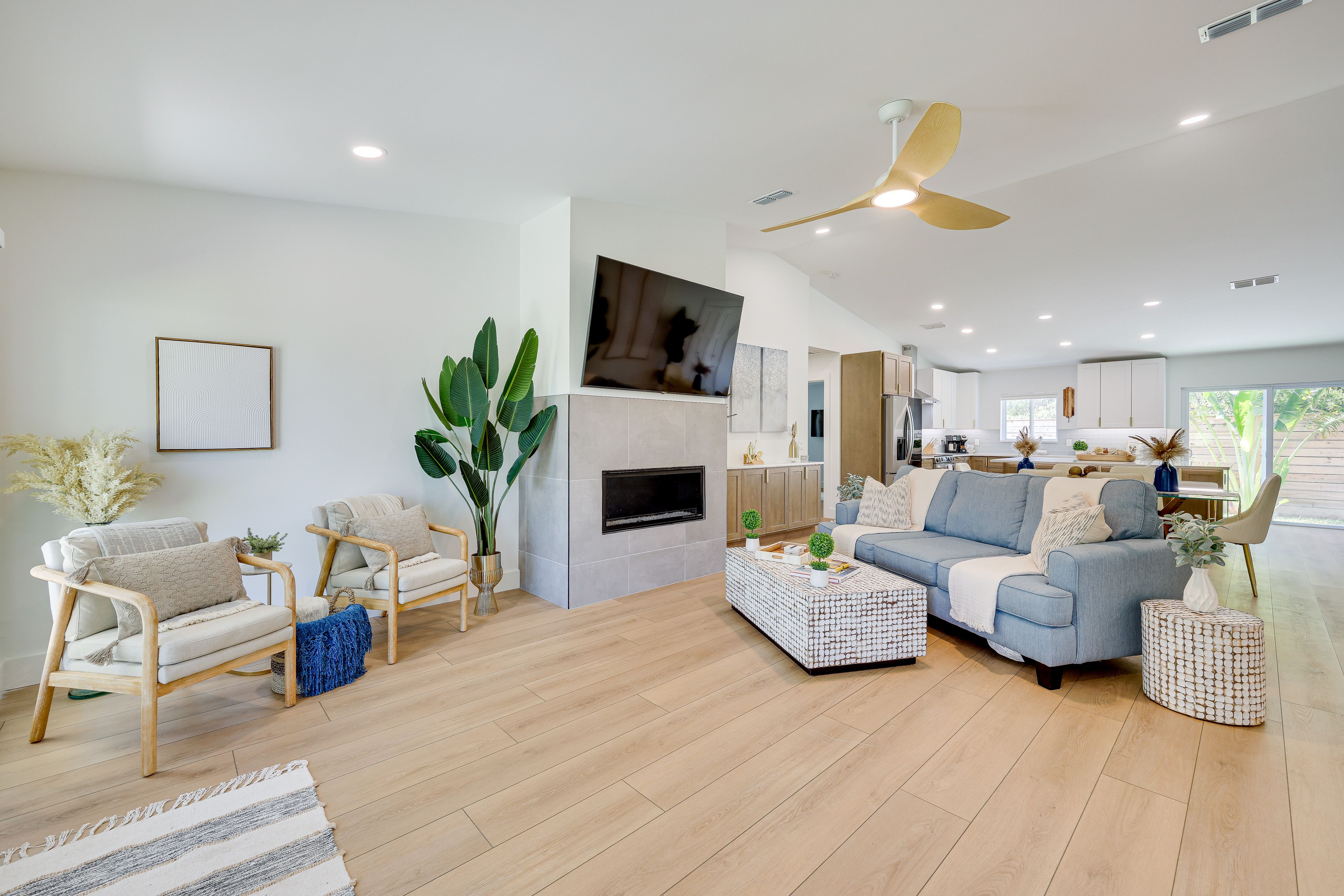 Living Room | Fireplace | Smart TV | Free WiFi