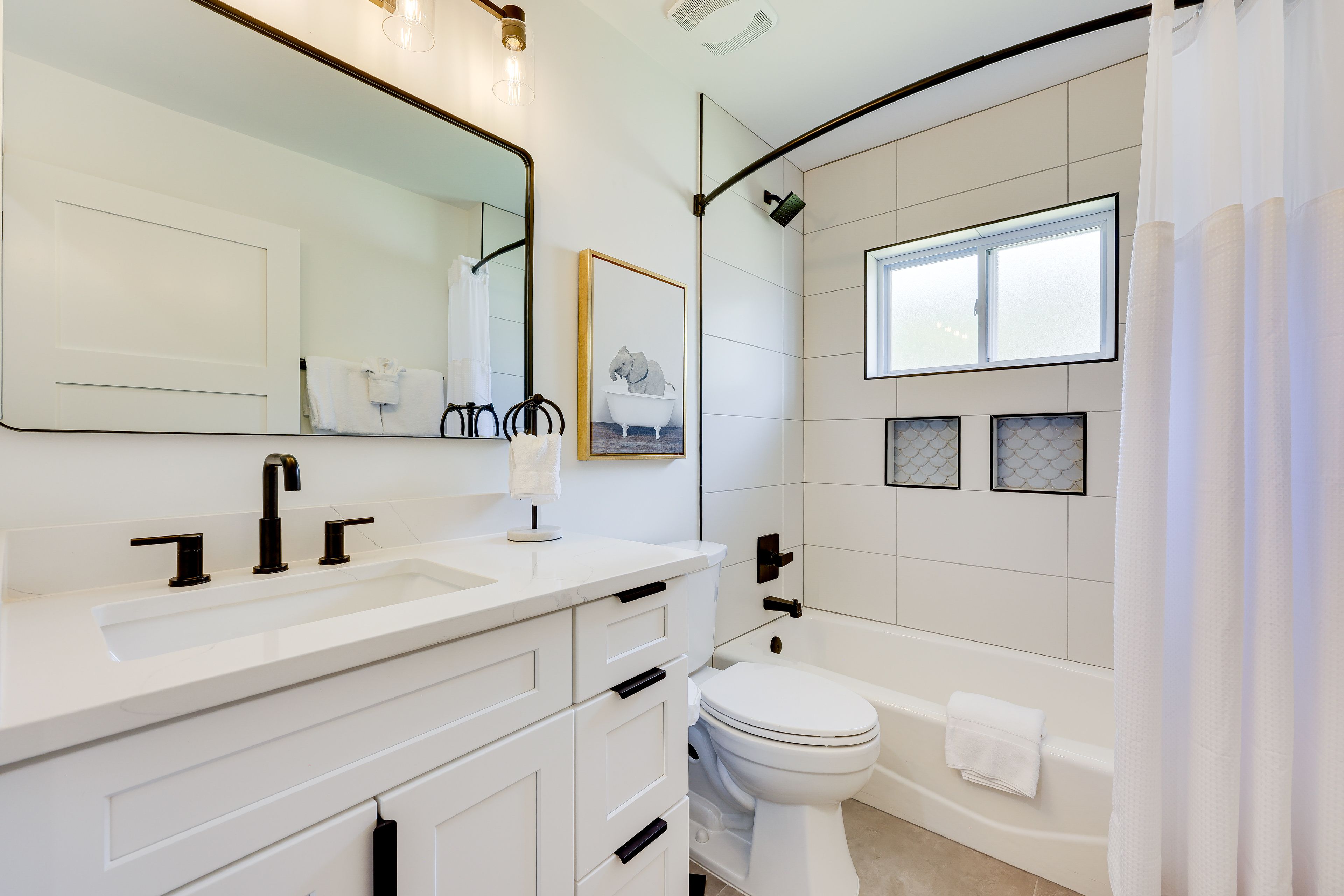 Full Bathroom | Towels Provided