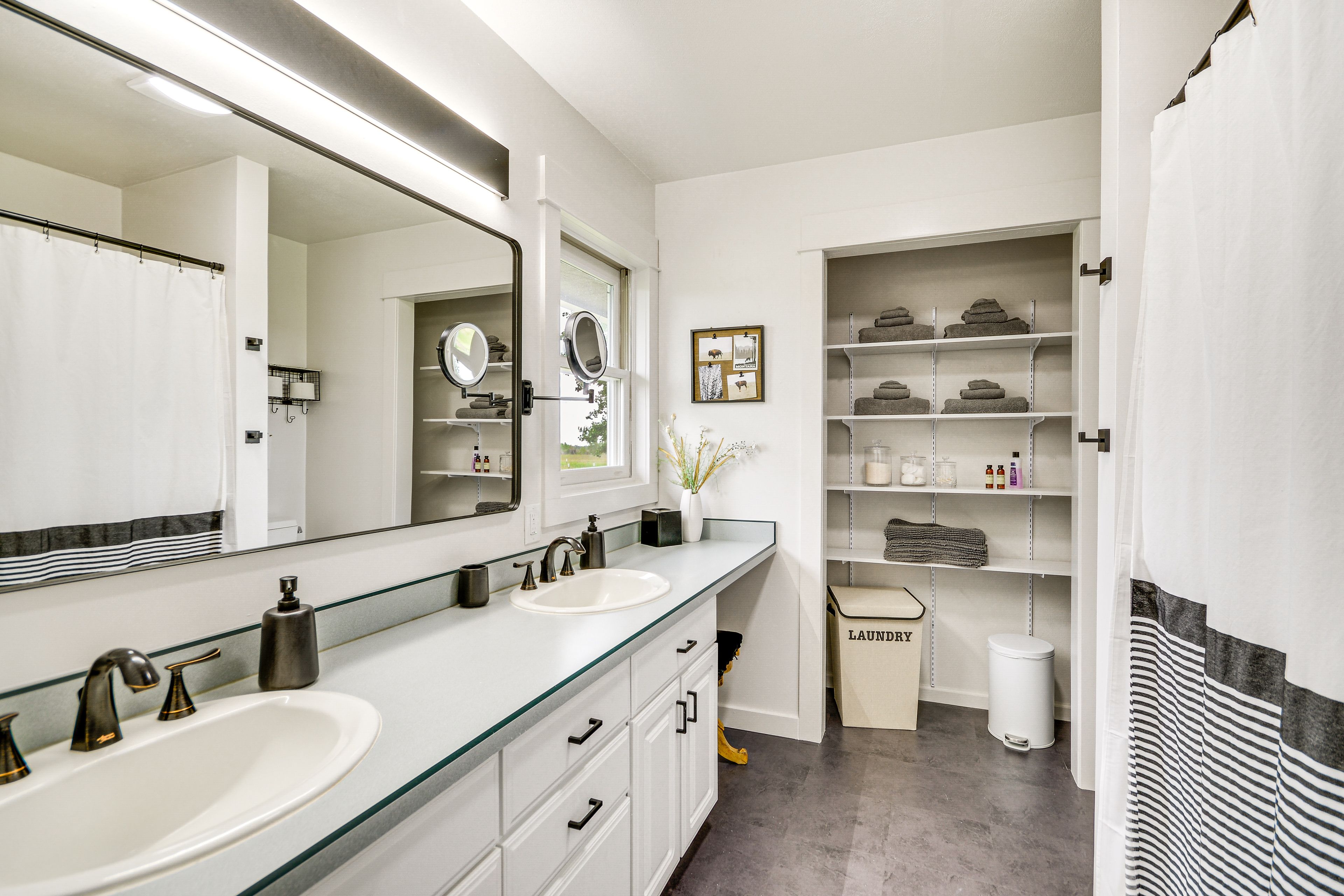Full Bathroom | Towels Provided