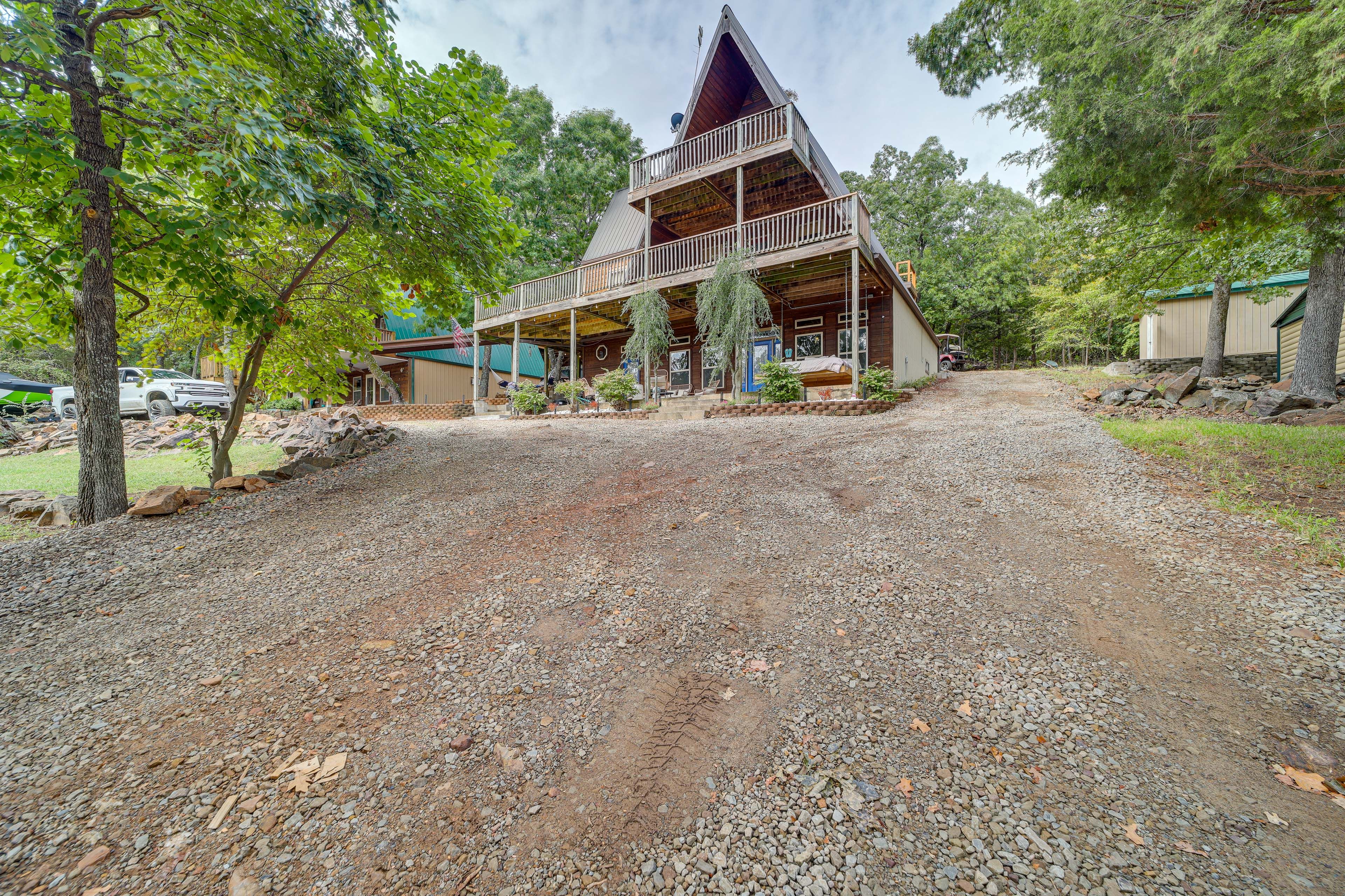 Parking | Gravel Driveway (6 Vehicles)