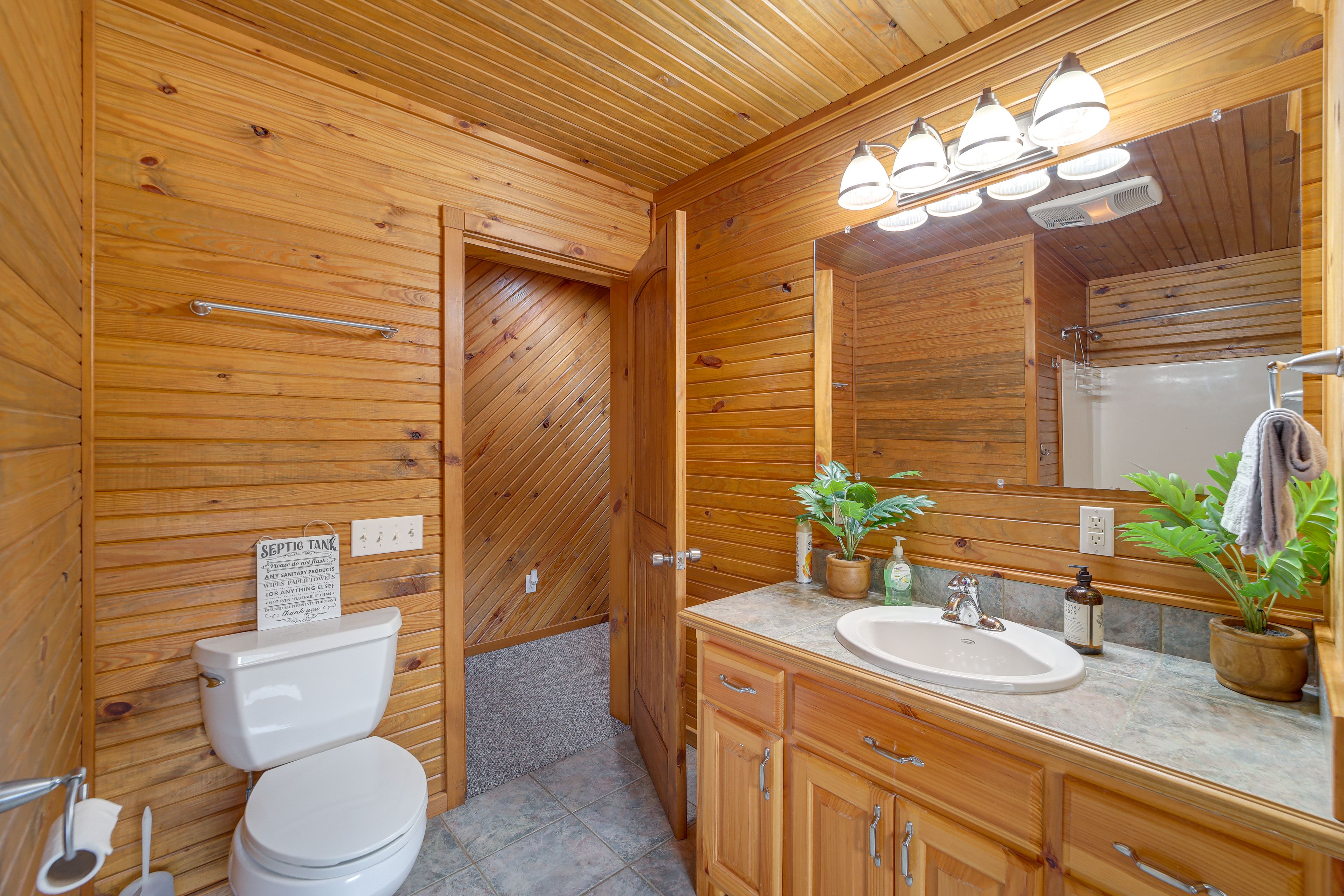Full Bathroom | Shower | Towels Provided