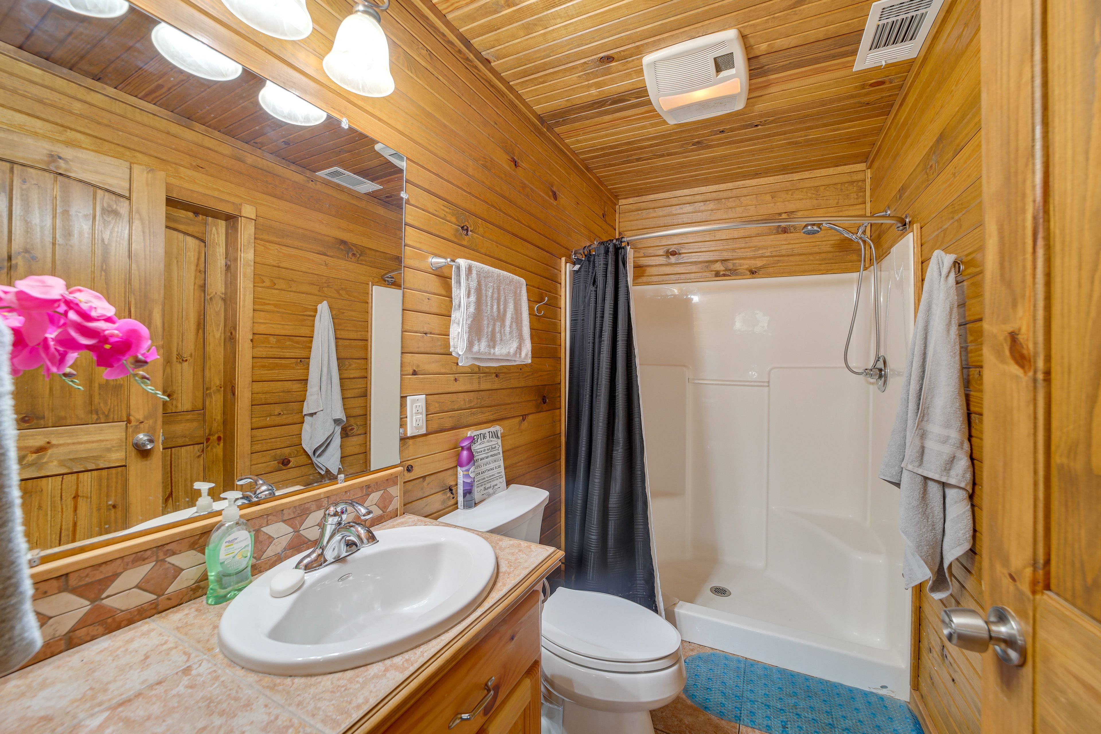 Full Bathroom | Complimentary Toiletries