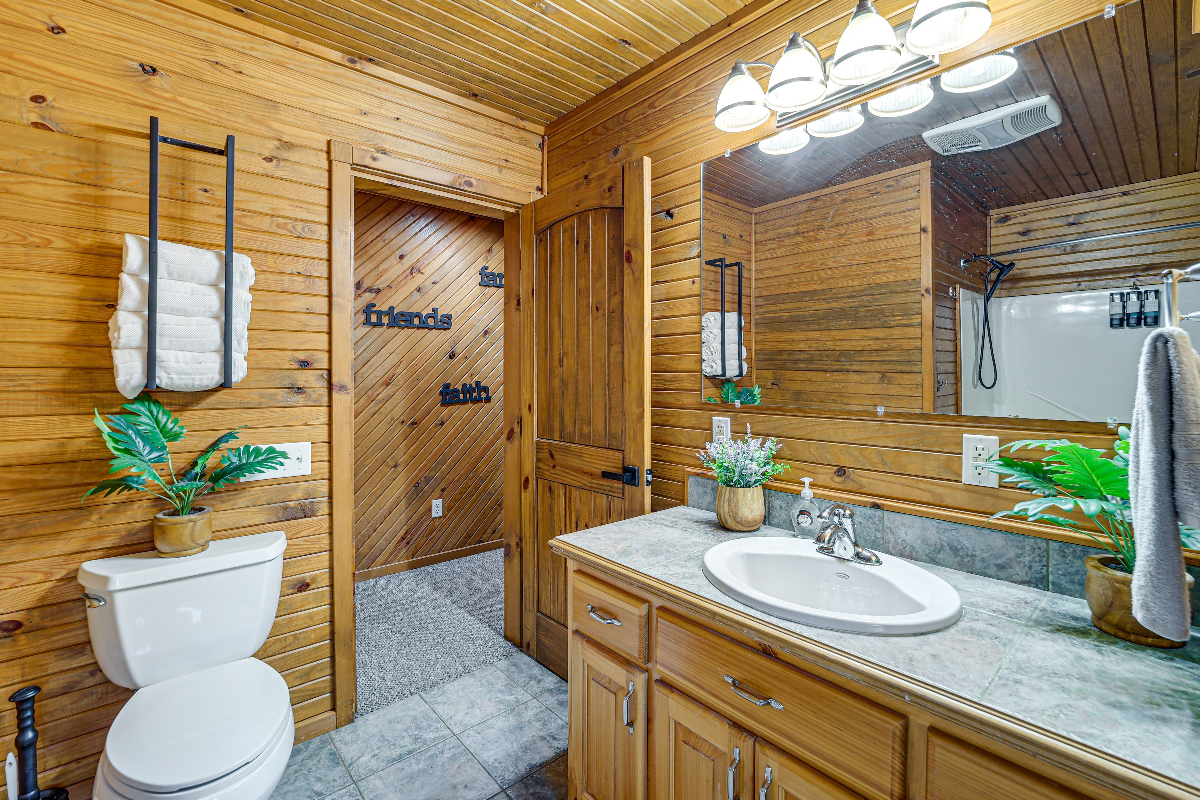 Full Bathroom | Shower | Towels Provided
