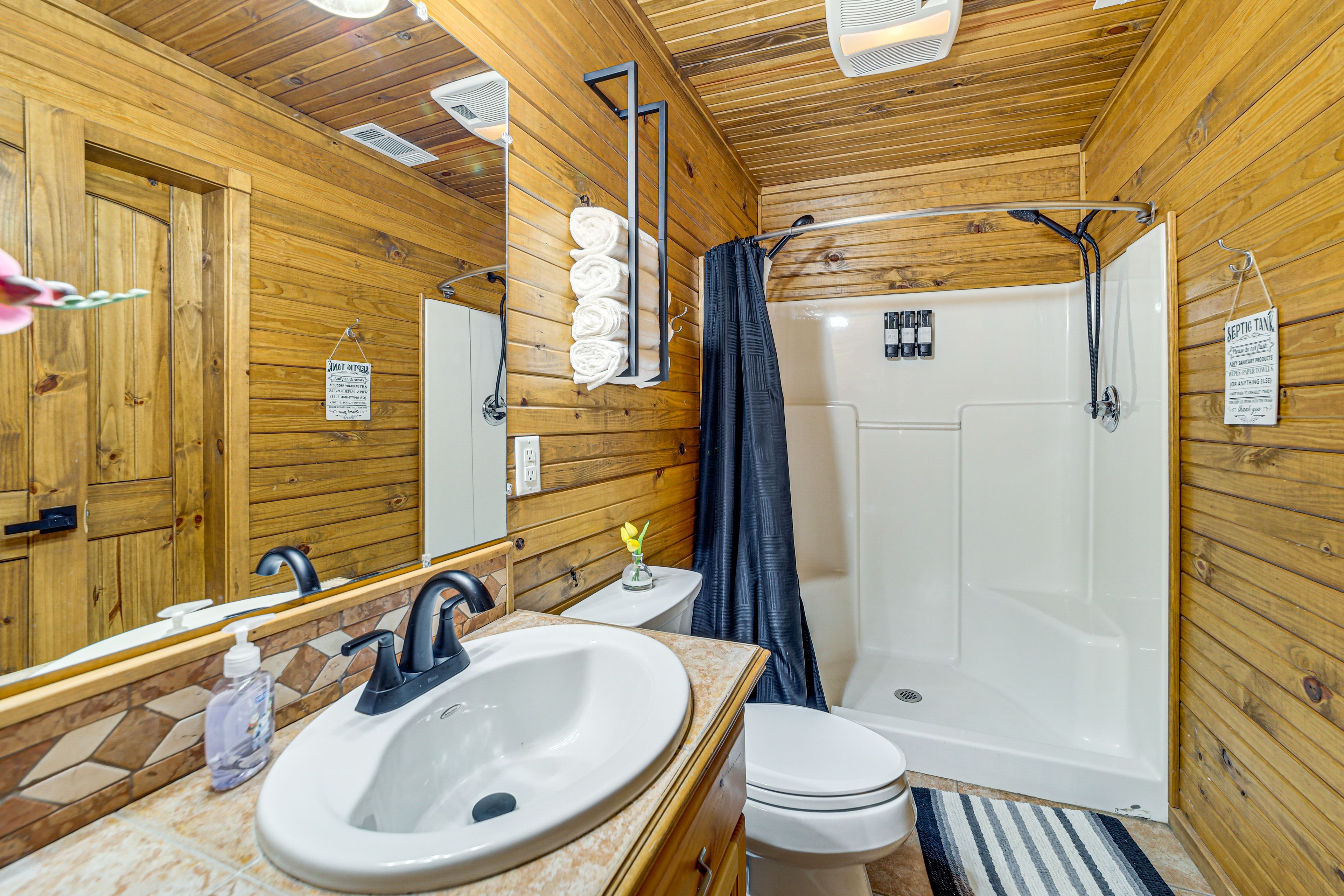Full Bathroom | Complimentary Toiletries