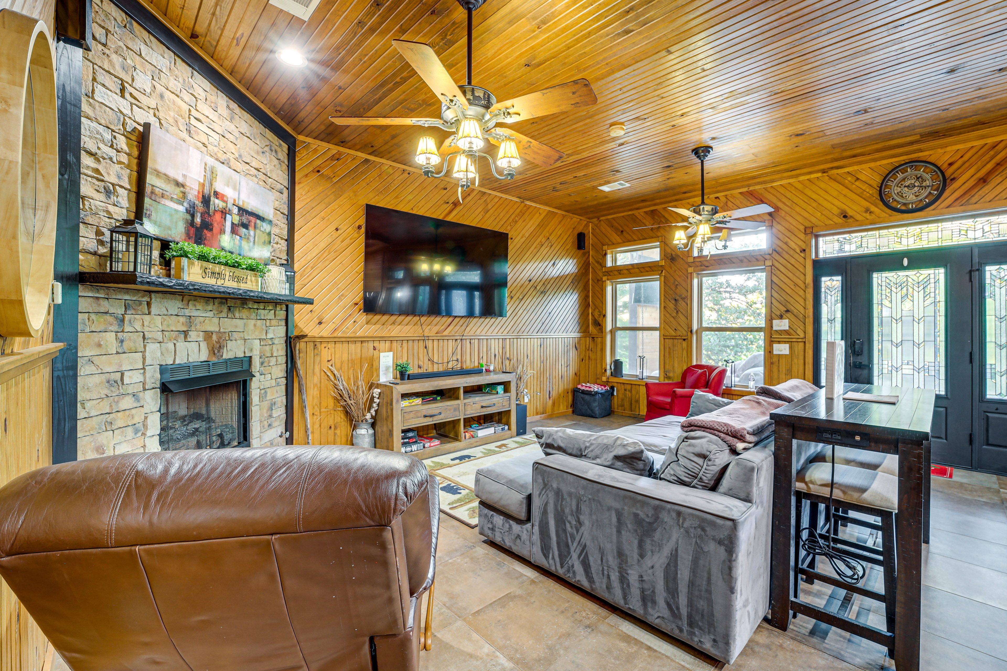 Living Room | 2 Flat-Screen TVs | Fireplace | Board Games | Free WiFi
