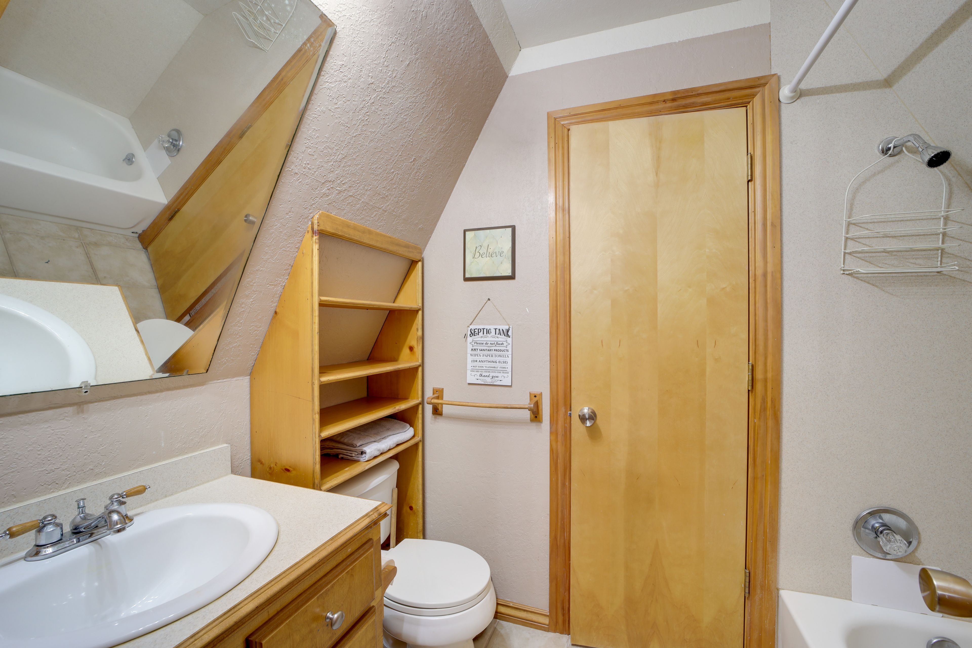 Full Bathroom | Towels Provided | Complimentary Toiletries