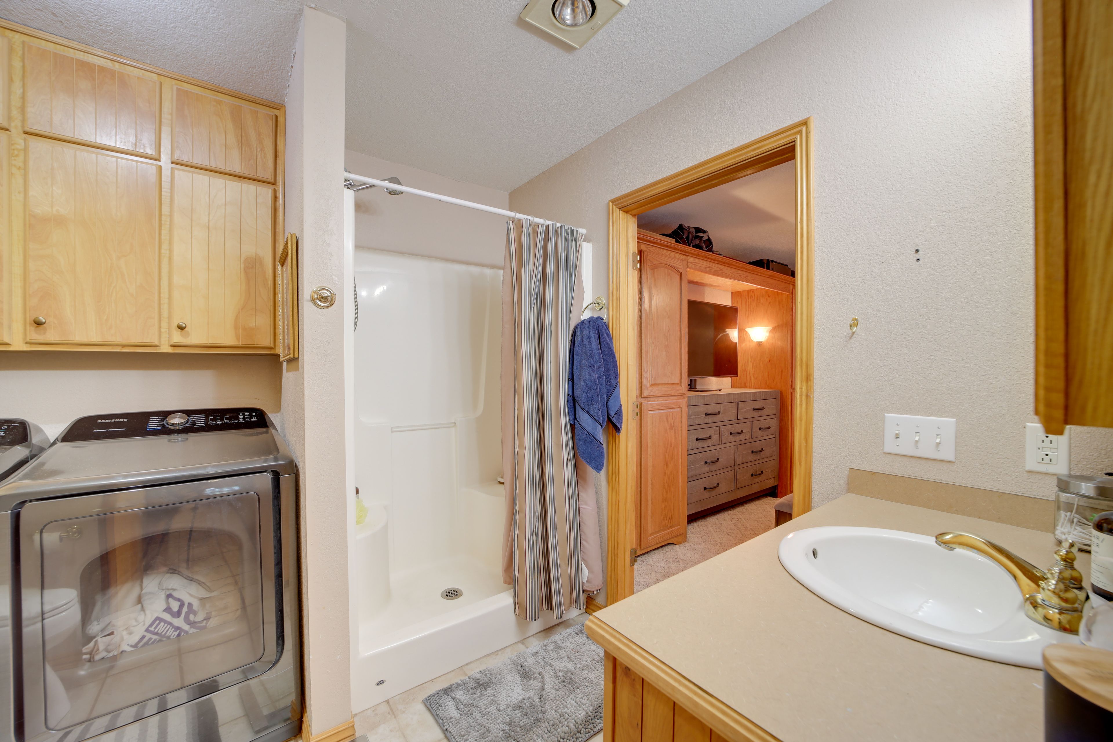 Full Bathroom | Washer & Dryer
