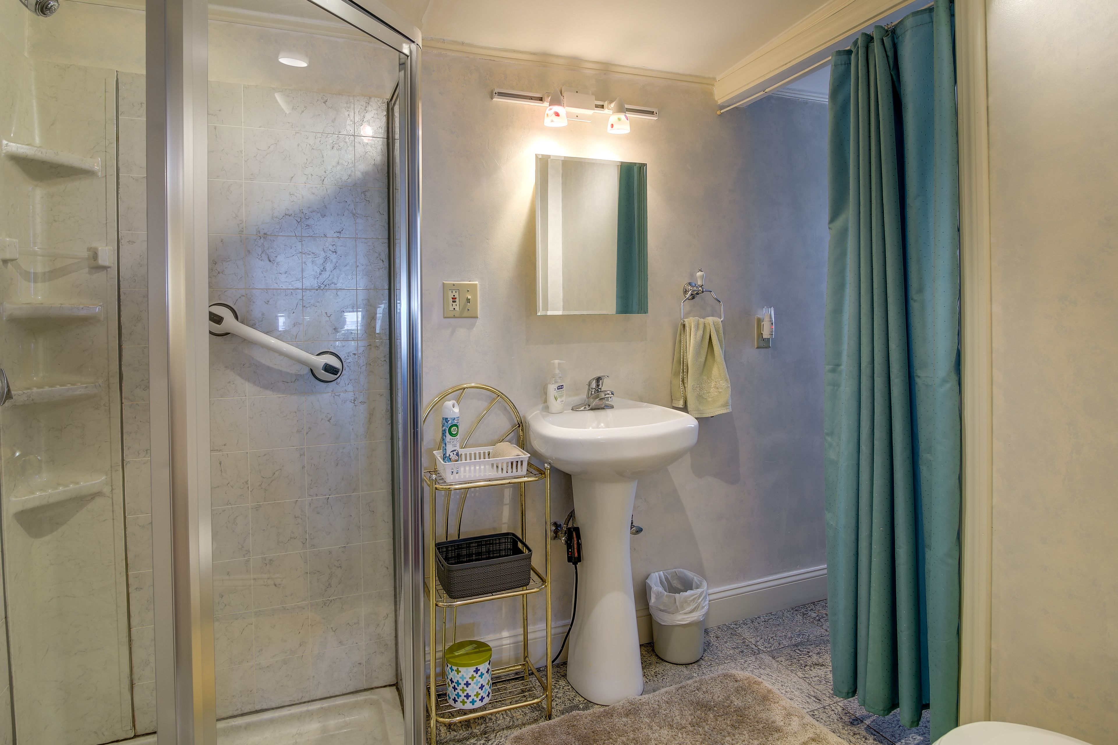 Full Bathroom | Grab Rails in Shower | Towels Provided