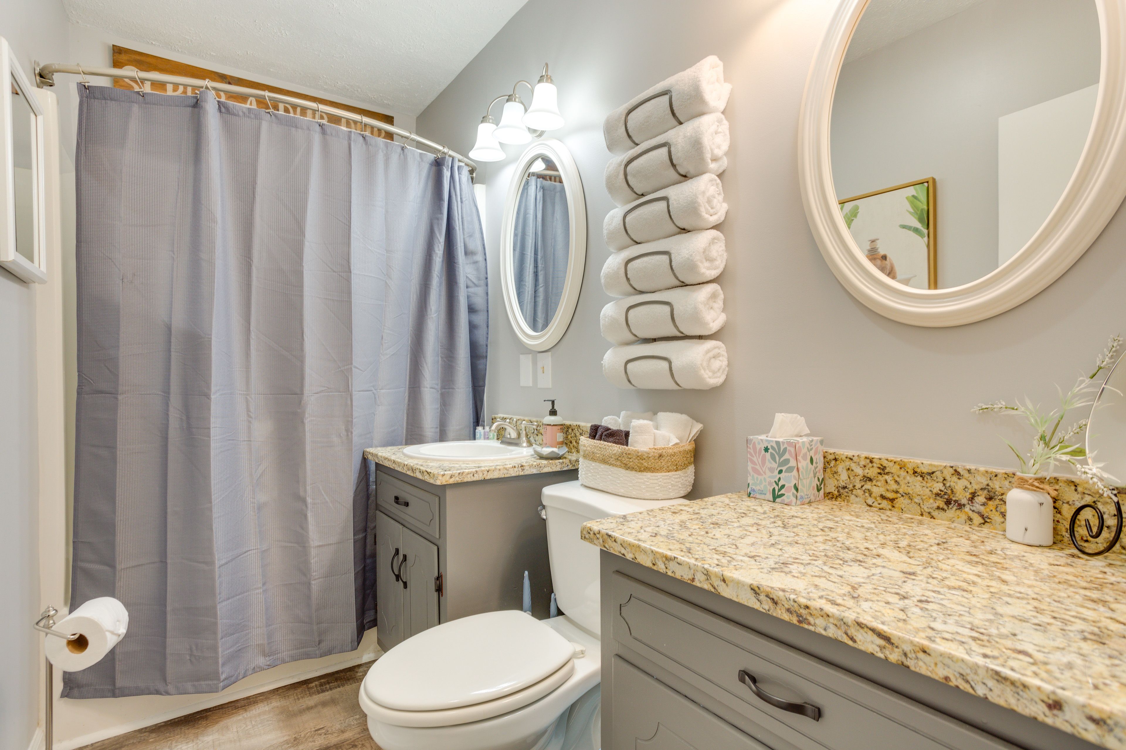 Full Bathroom | Complimentary Toiletries | Lower Floor