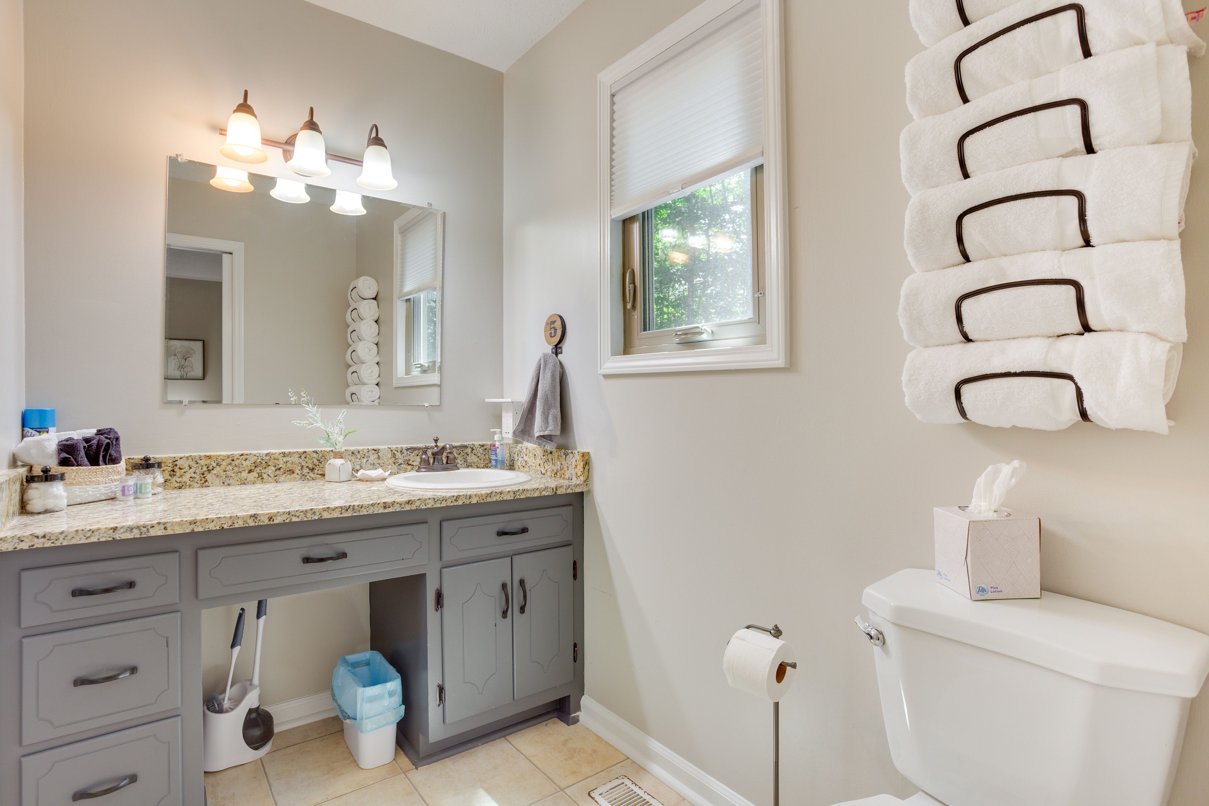 Full Bathroom | Complimentary Toiletries | Main Floor