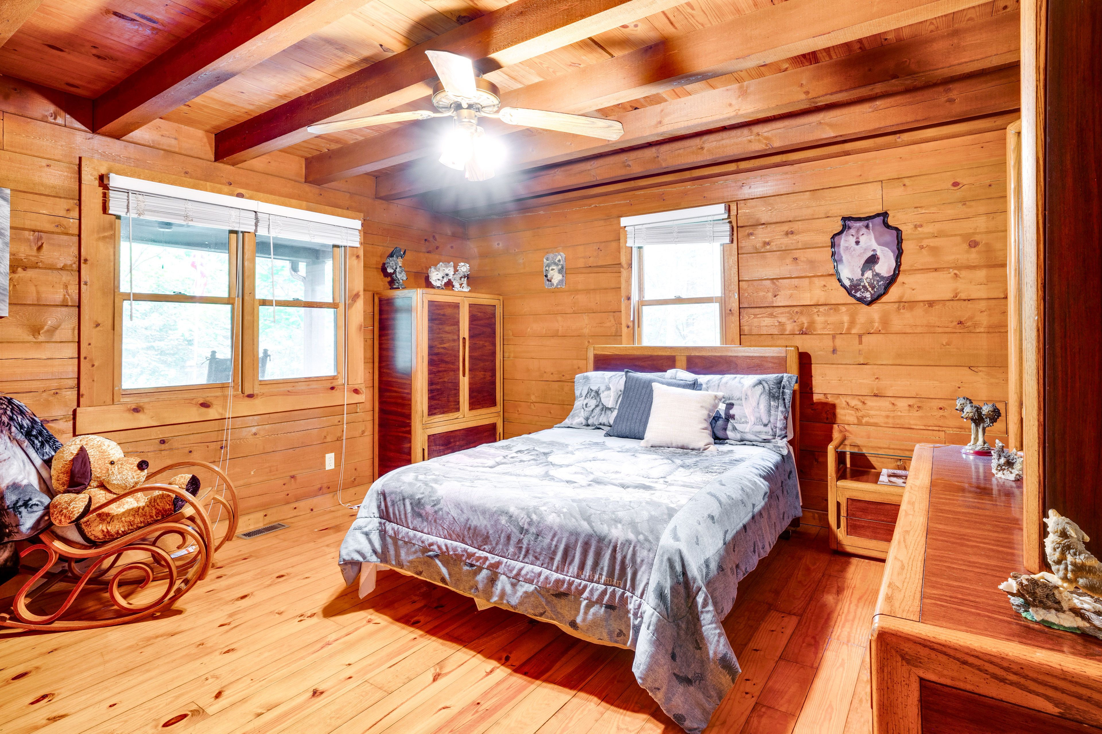 Bedroom 1 | Main Level | Queen Bed | Linens Provided