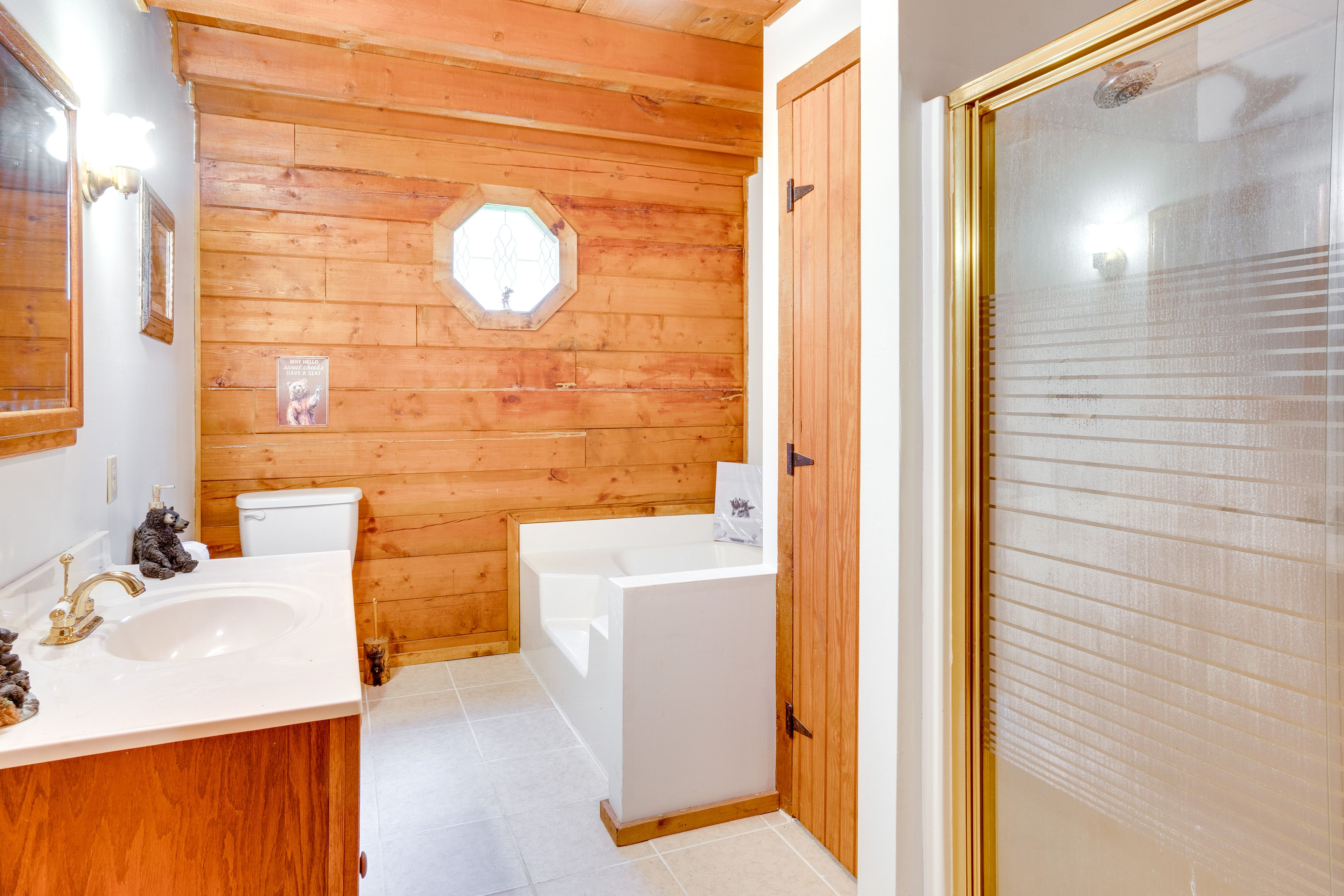 Full Bathroom | Towels Provided | Complimentary Toiletries