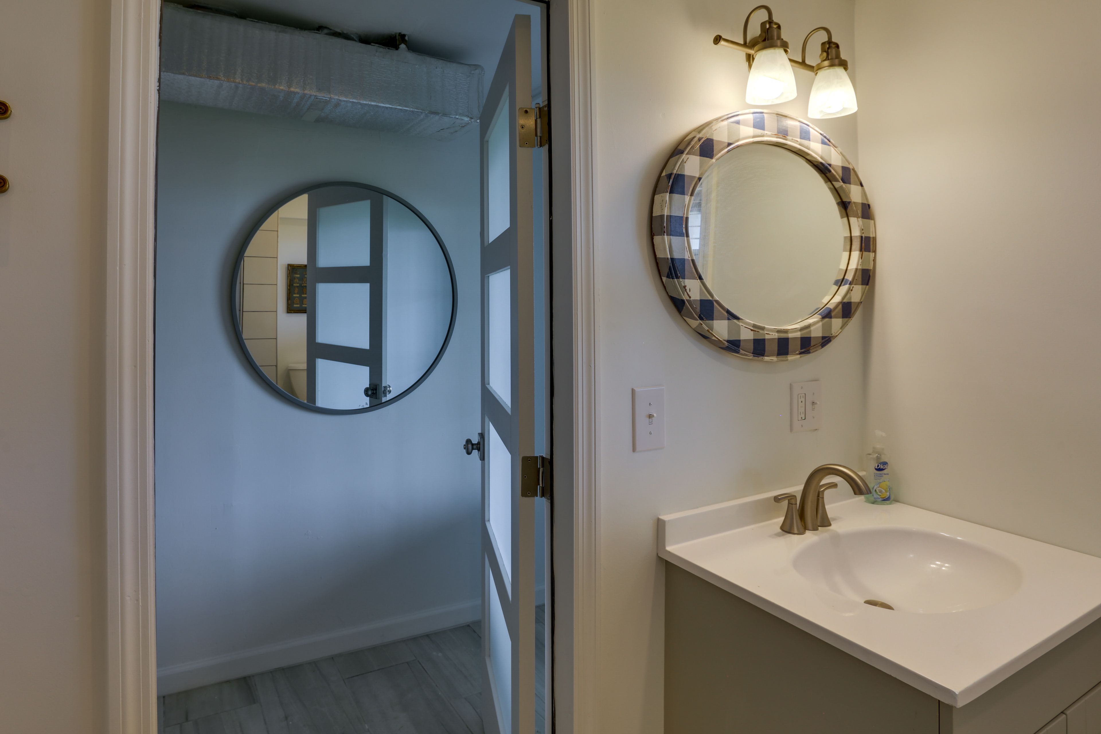 Full Bathroom | 1st Floor | Towels Provided