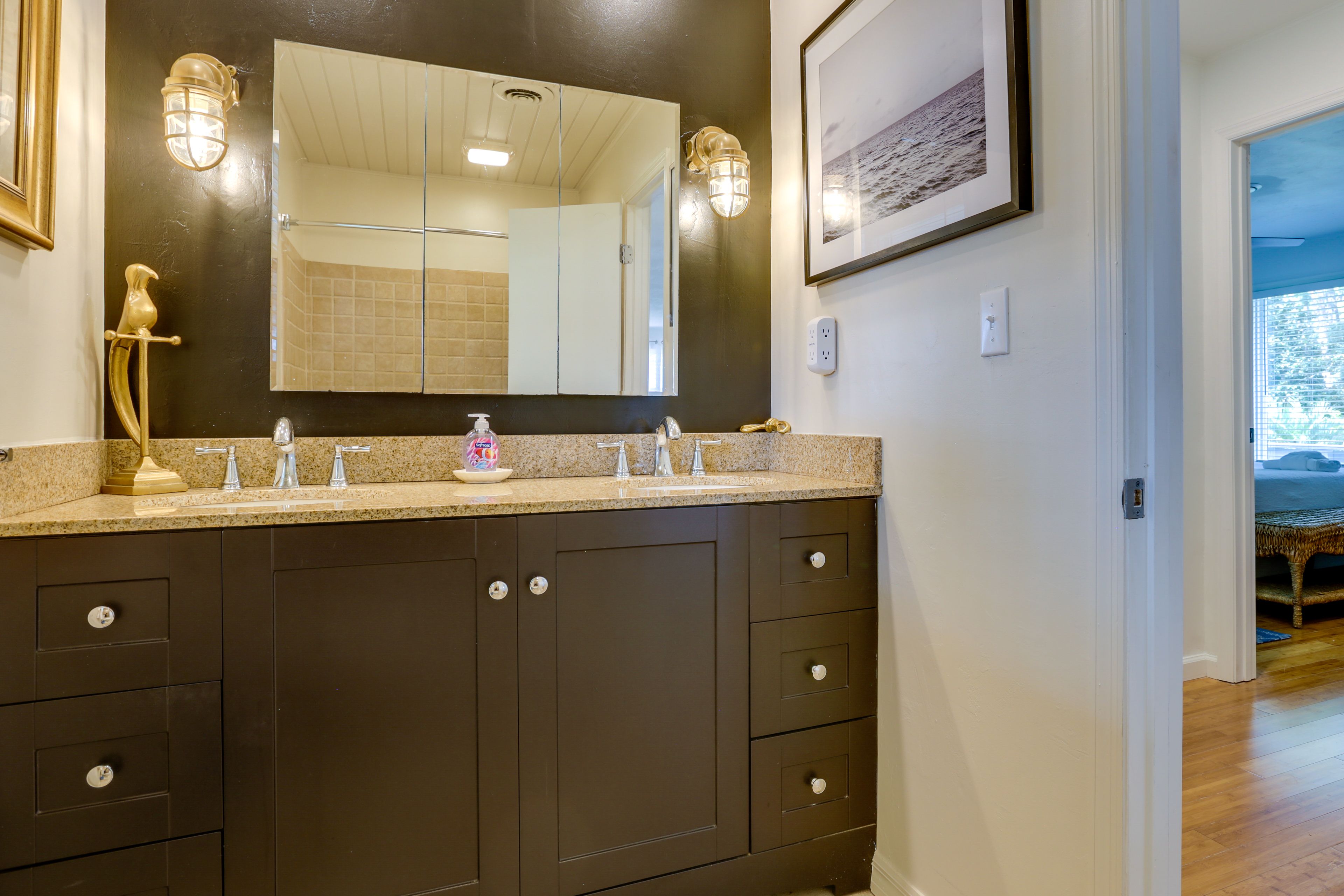 Full Bathroom | 2nd Floor | Complimentary Toiletries