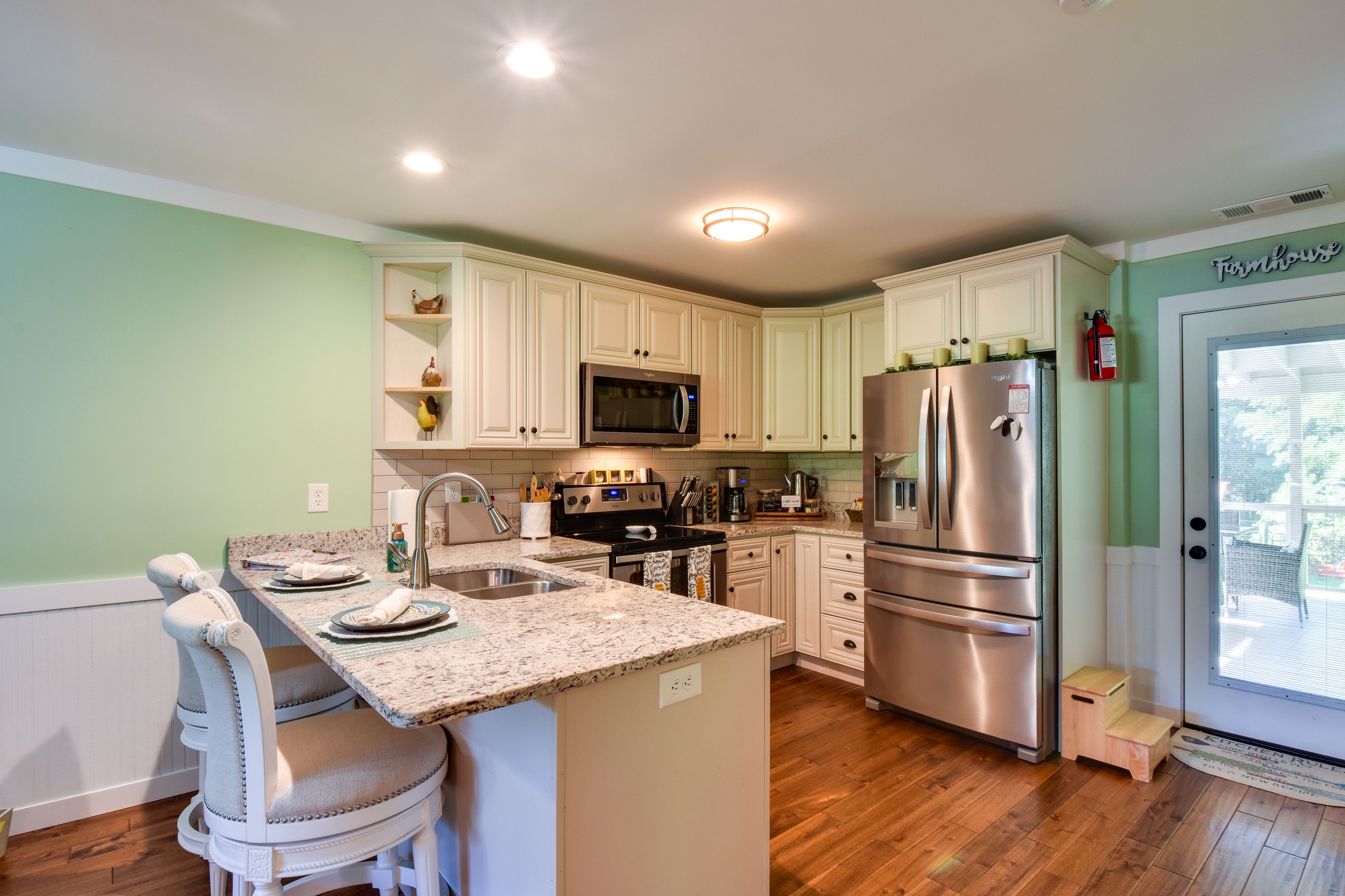 Kitchen | Dishwasher | Breakfast Bar w/ Seating | Coffee Maker | Cooking Basics