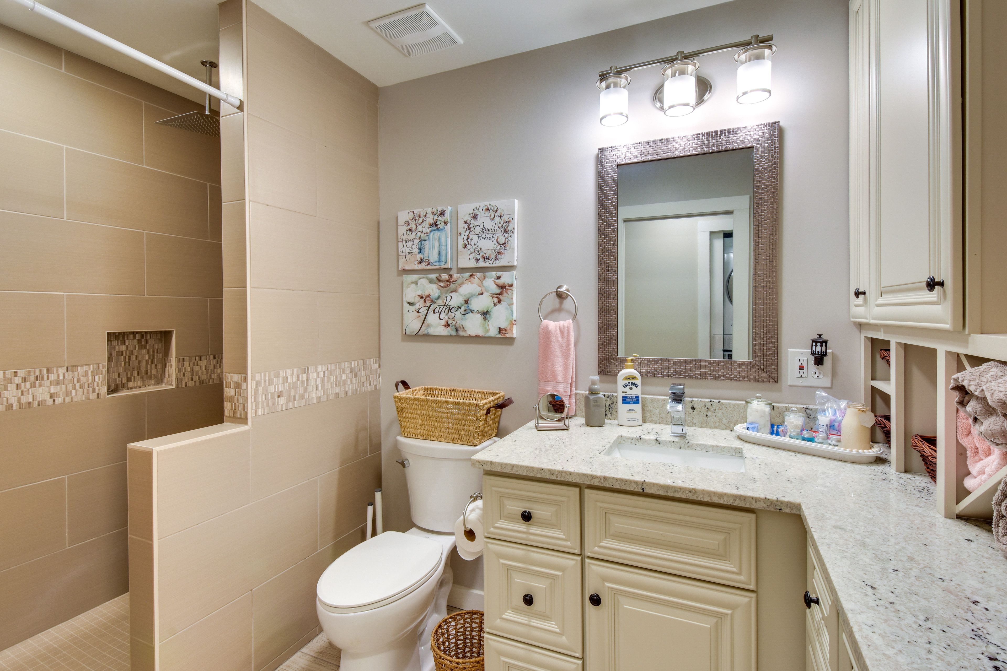 Full Bathroom | Towels Provided | Complimentary Toiletries