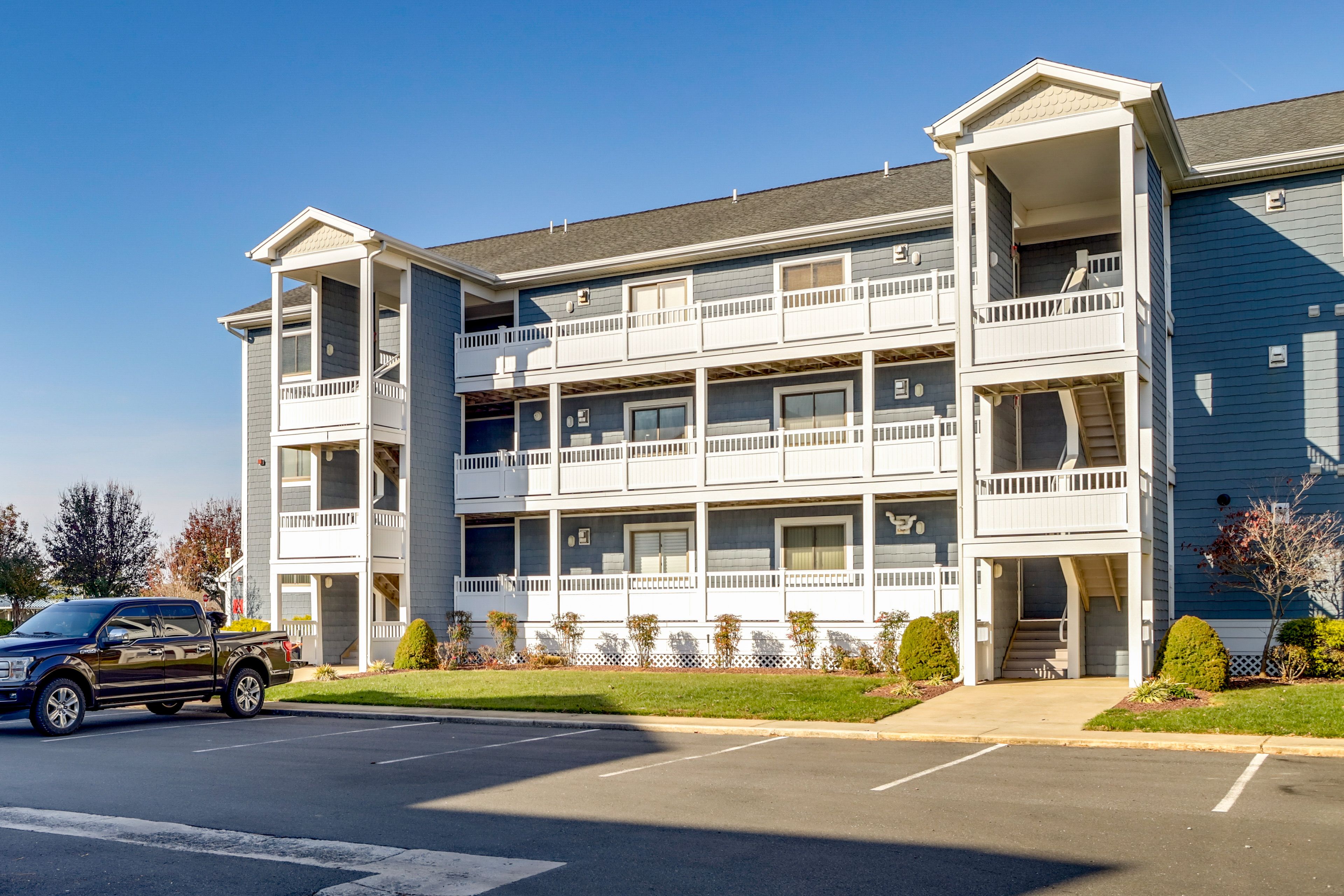 Parking | Community Parking Lot (First-Come, First-Served)