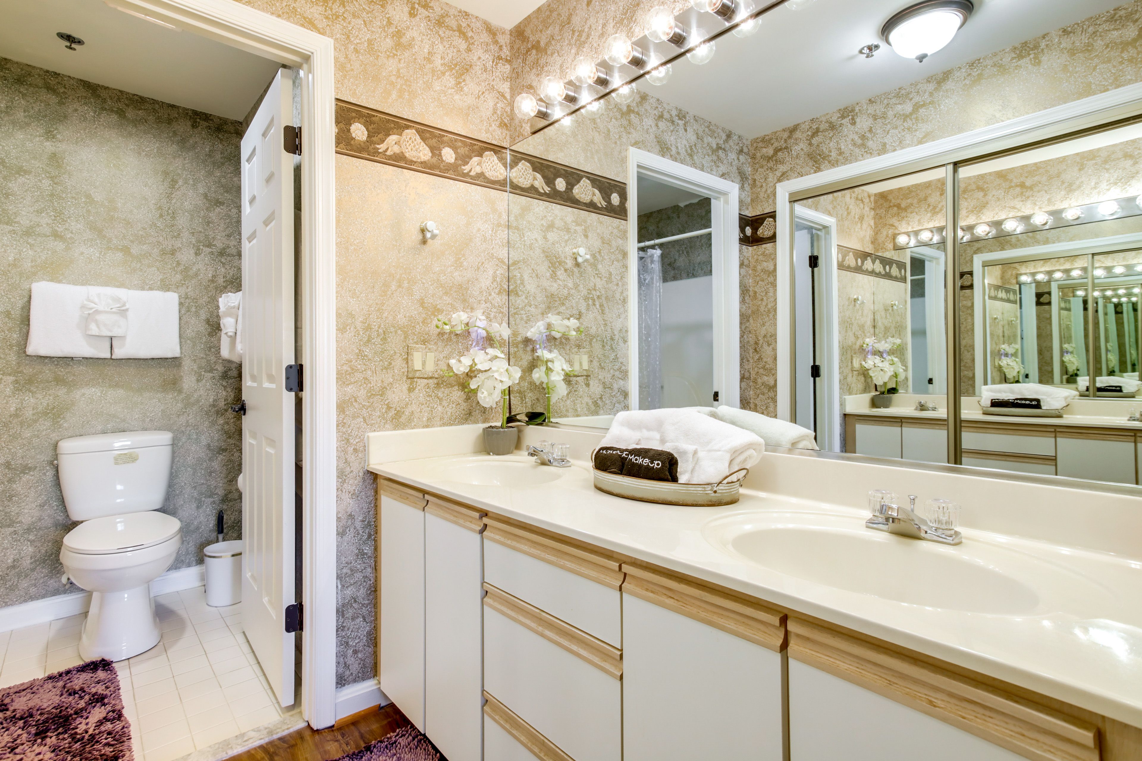 Full Bathroom | Towels Provided | Complimentary Toiletries