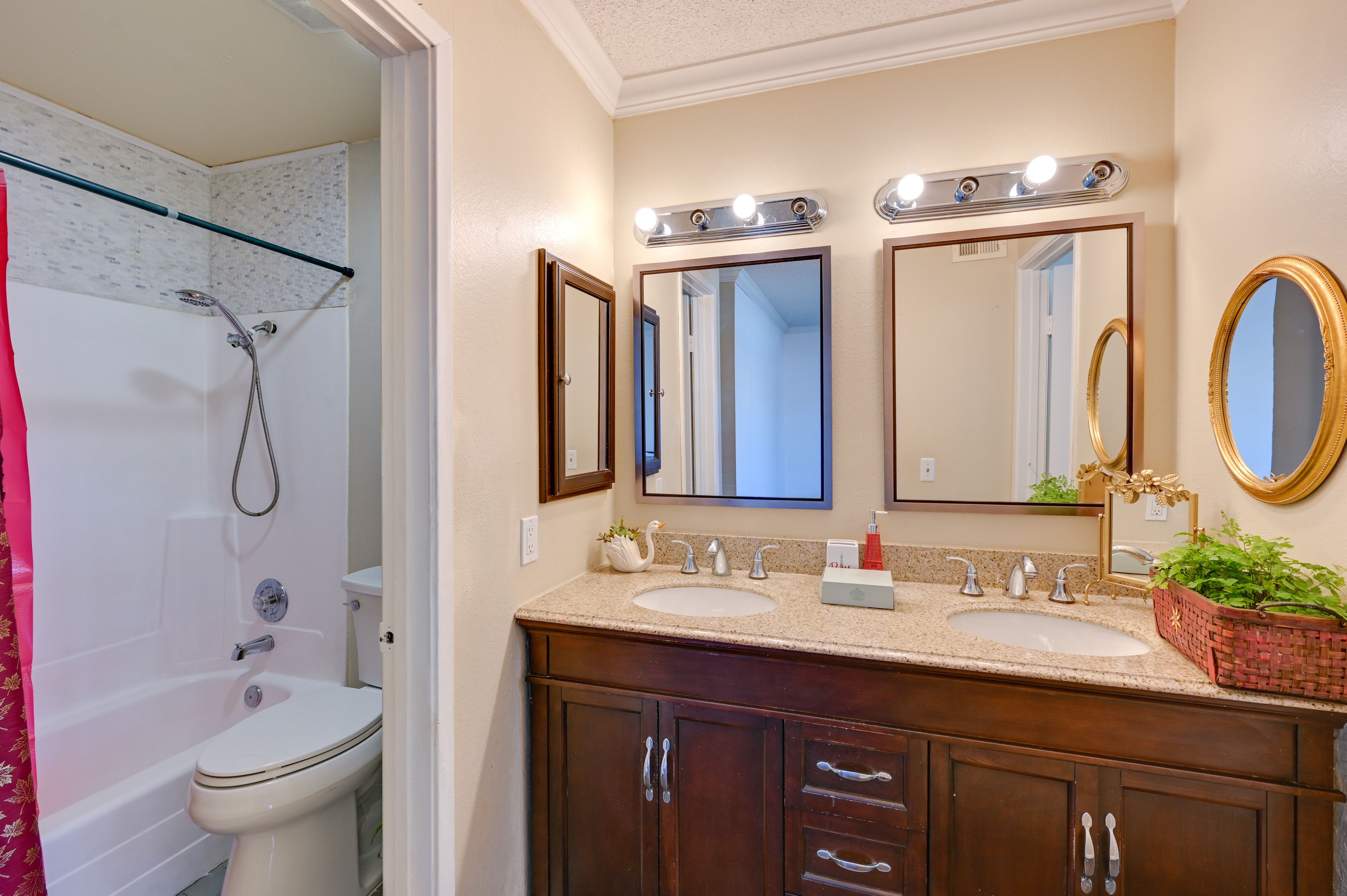 Full Bathroom | Complimentary Toiletries