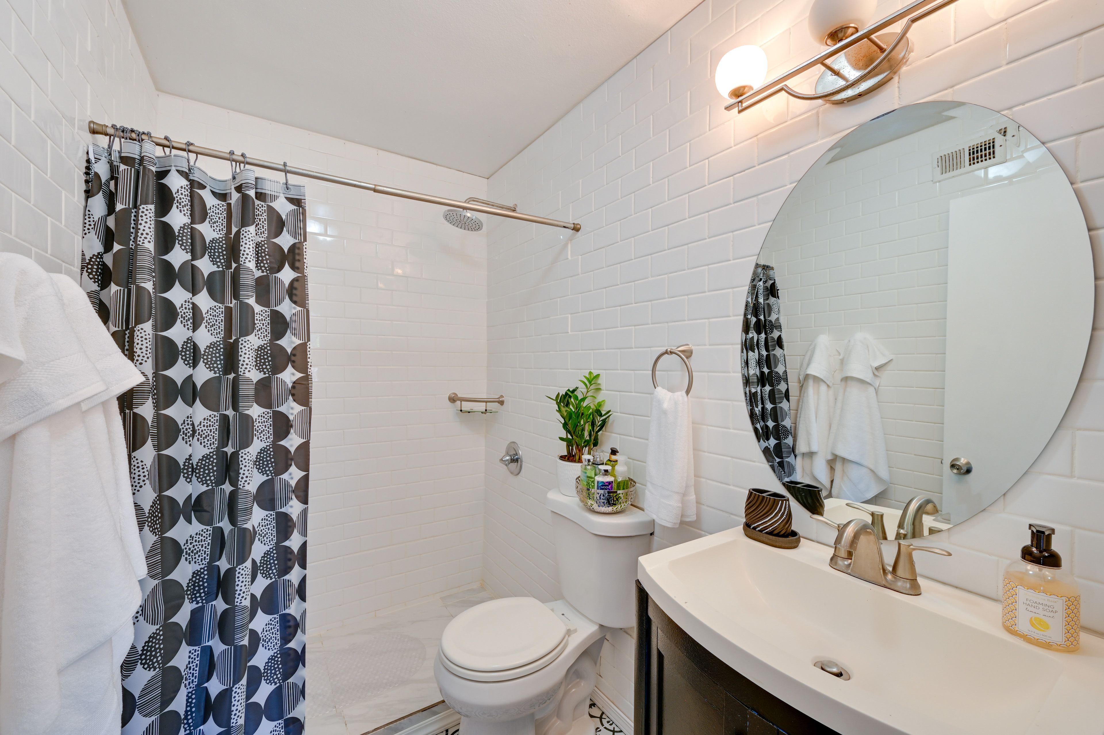 Full Bathroom | Complimentary Toiletries