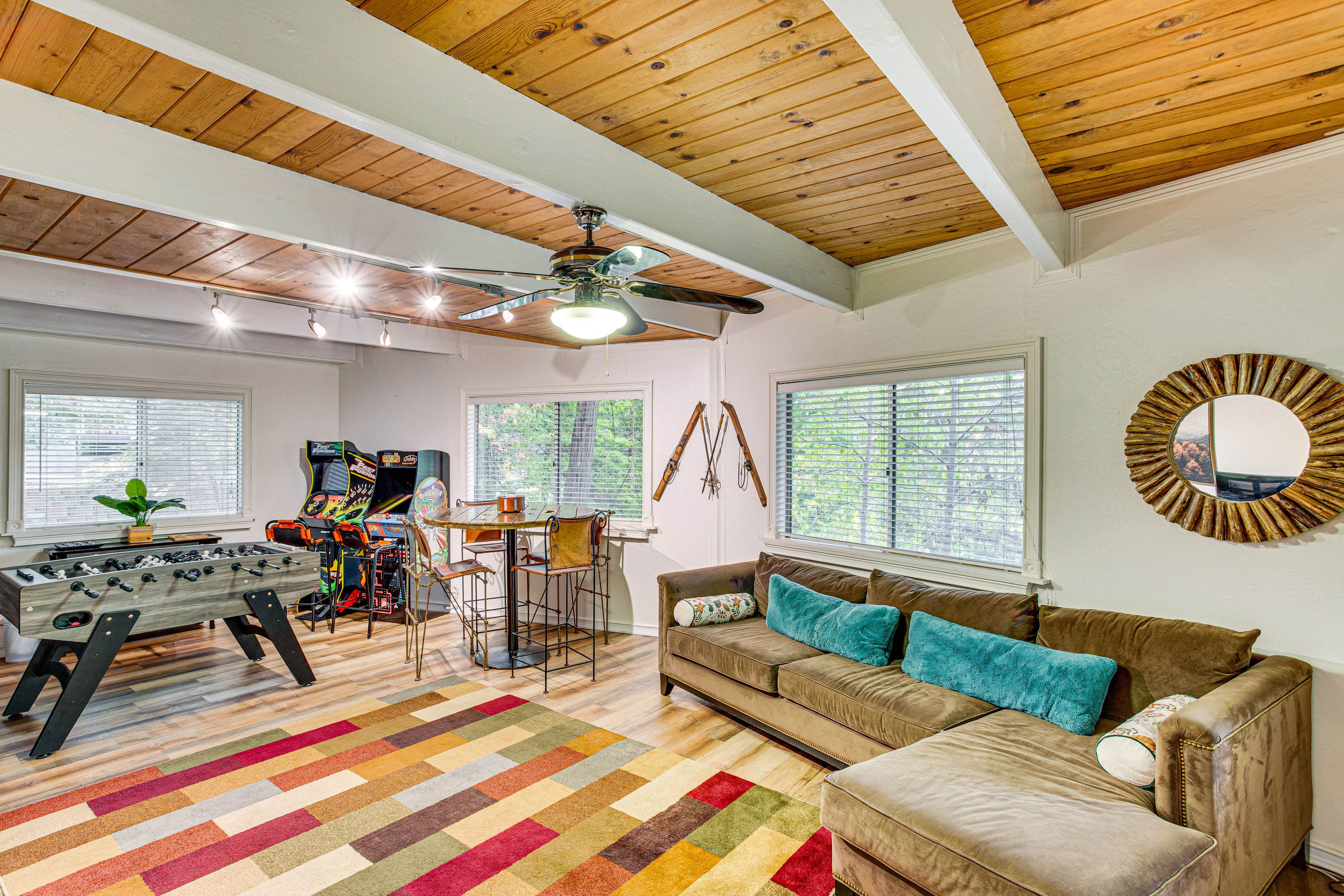Living Room | 1st Floor | Queen Bed | Smart TV | Dining Tables