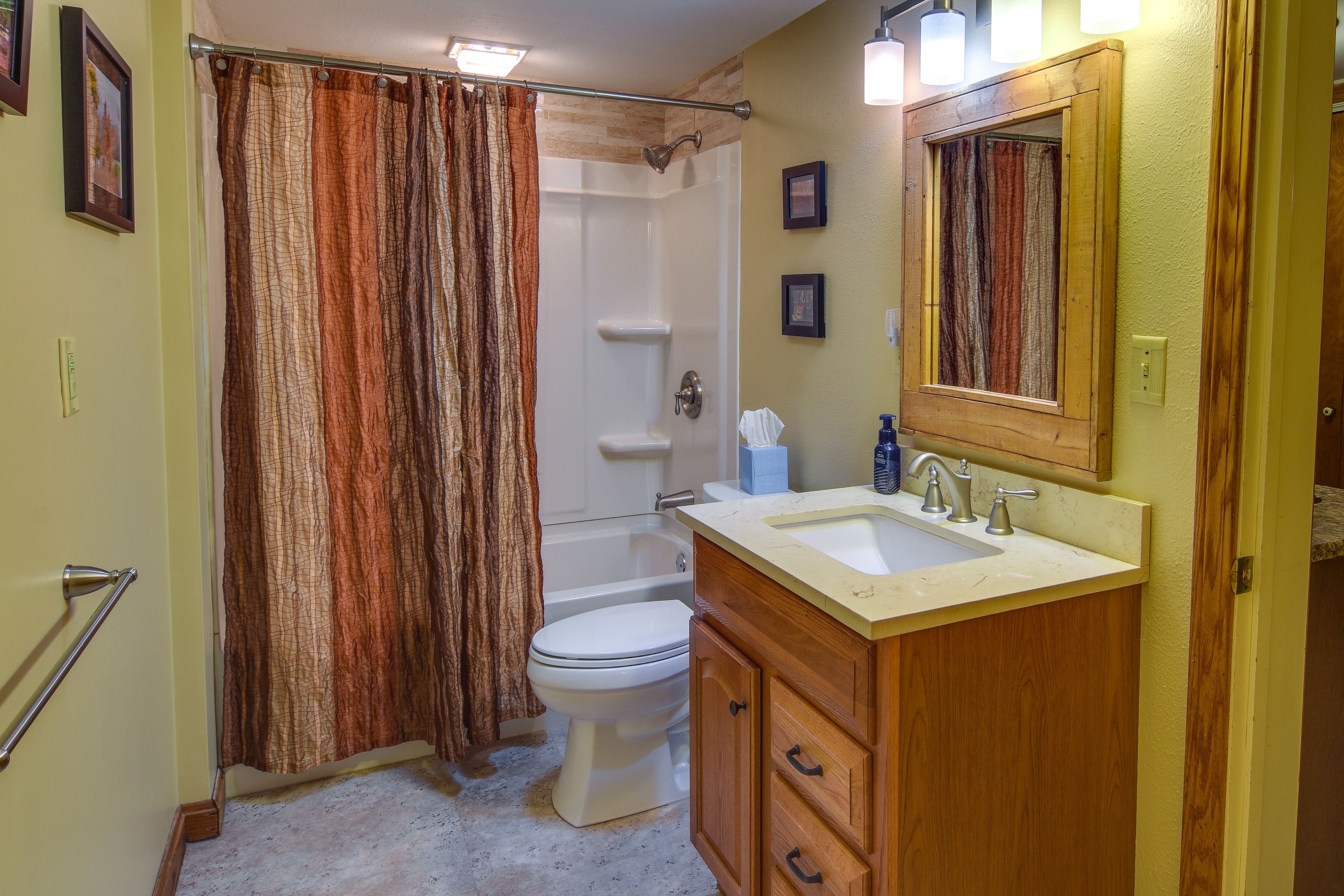 Full Bathroom | Towels Provided | Complimentary Toiletries