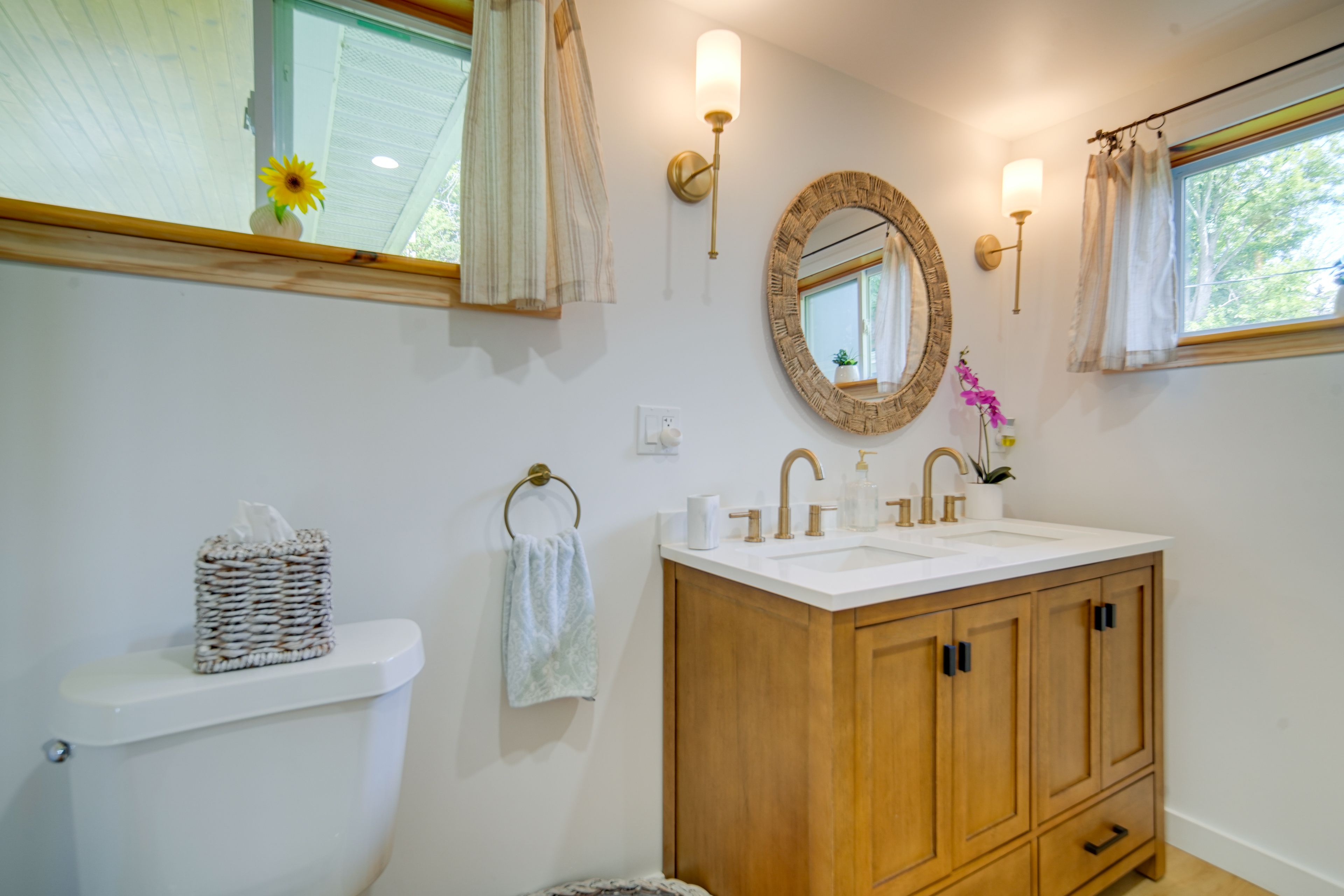 Full Bathroom | 1st Floor | Towels Provided | Complimentary Toiletries